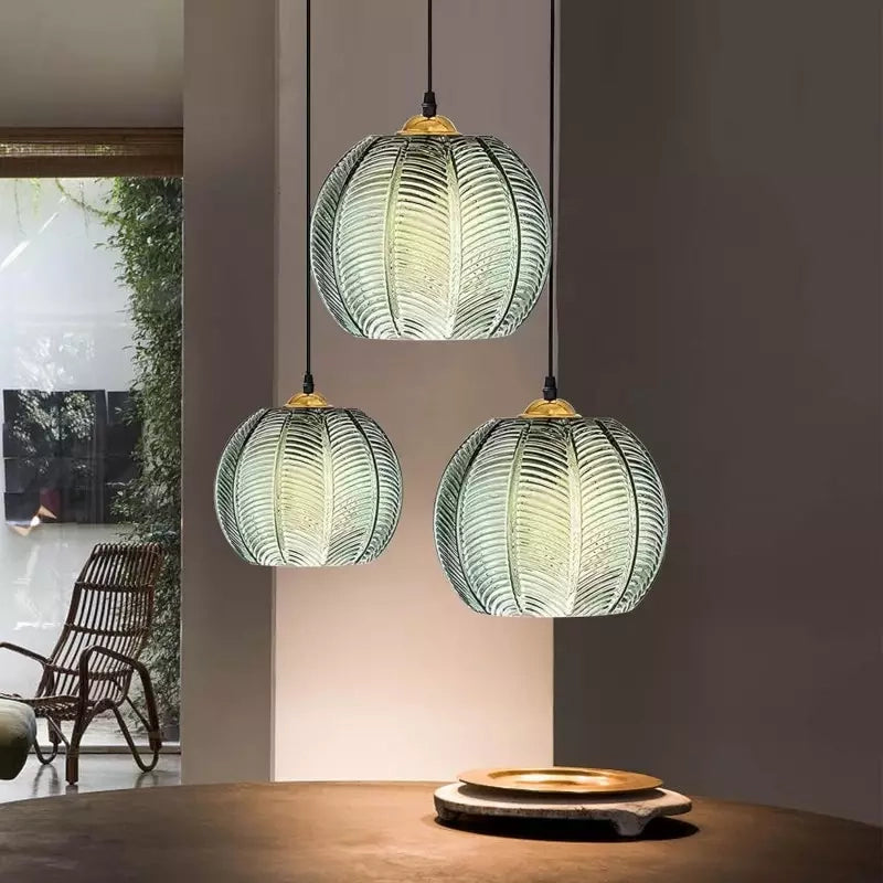 Aria Moderne Pendelleuchte mit gerippter Glaskugel2.webp__PID:8b458890-e13c-41fe-8c19-d3bb24b497c9
