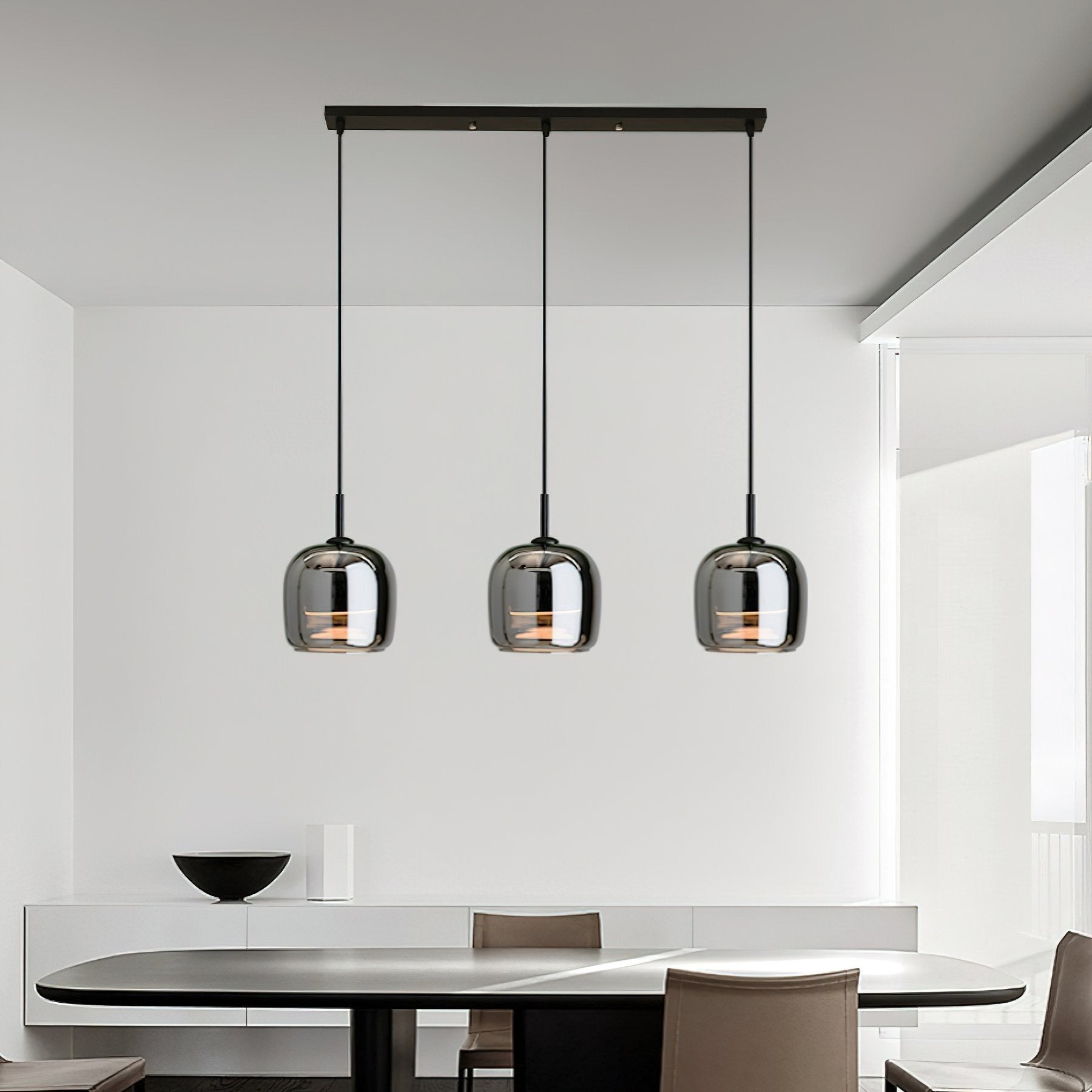 Moderne Pendelleuchte Freja aus Rauchglas scene5.webp__PID:737ffe86-d3e0-4155-9786-12806c89b6df