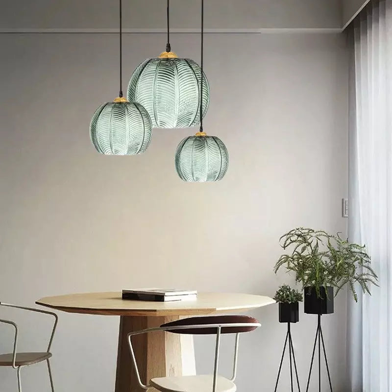 Aria Moderne Pendelleuchte mit gerippter Glaskugel8.webp__PID:8890e13c-e1fe-4c19-93bb-24b497c952a5