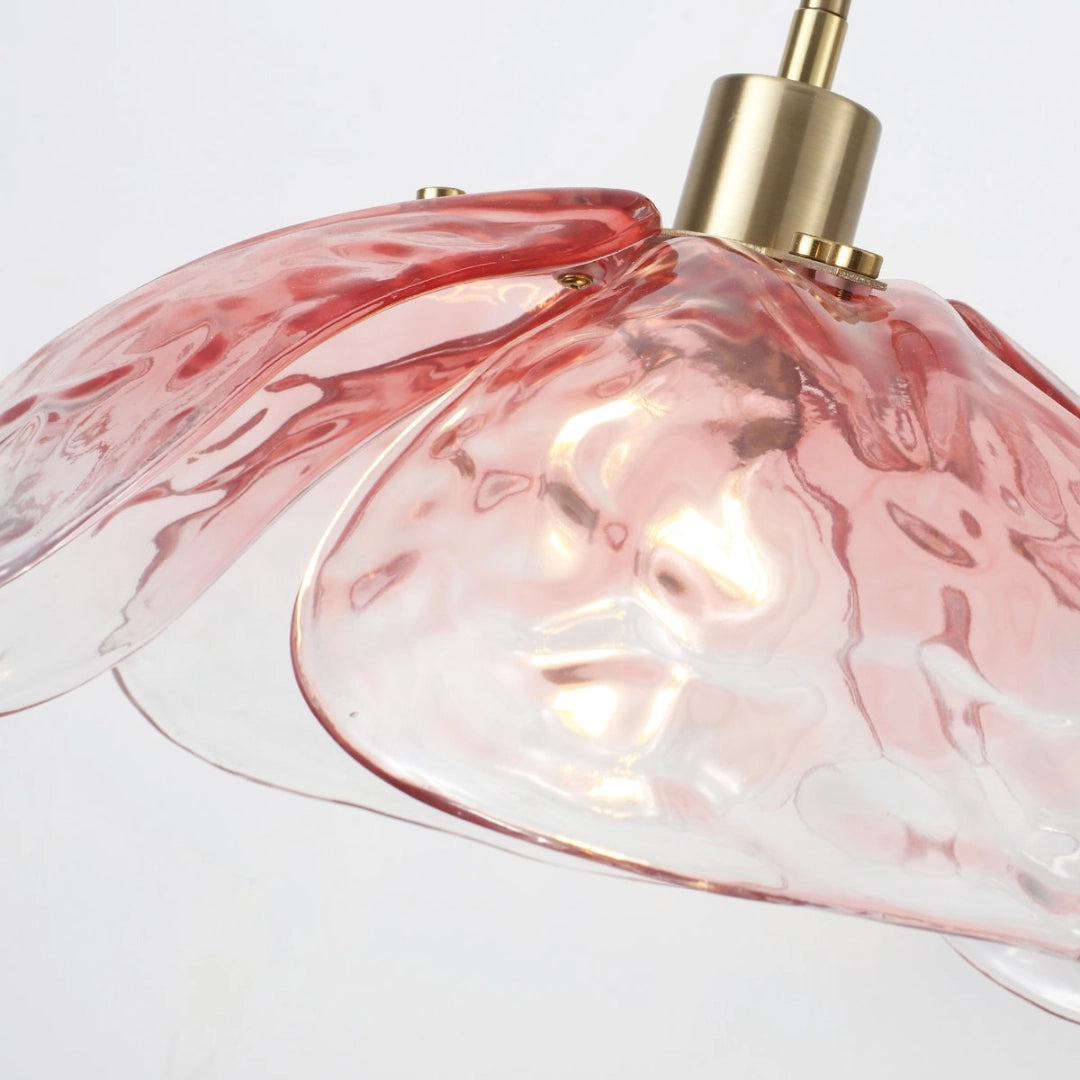 Moderne Pendelleuchte aus gehämmertem Blütenglas von Flora detail2.webp__PID:a074ec02-6565-45bf-a4cf-779f59a5cf82