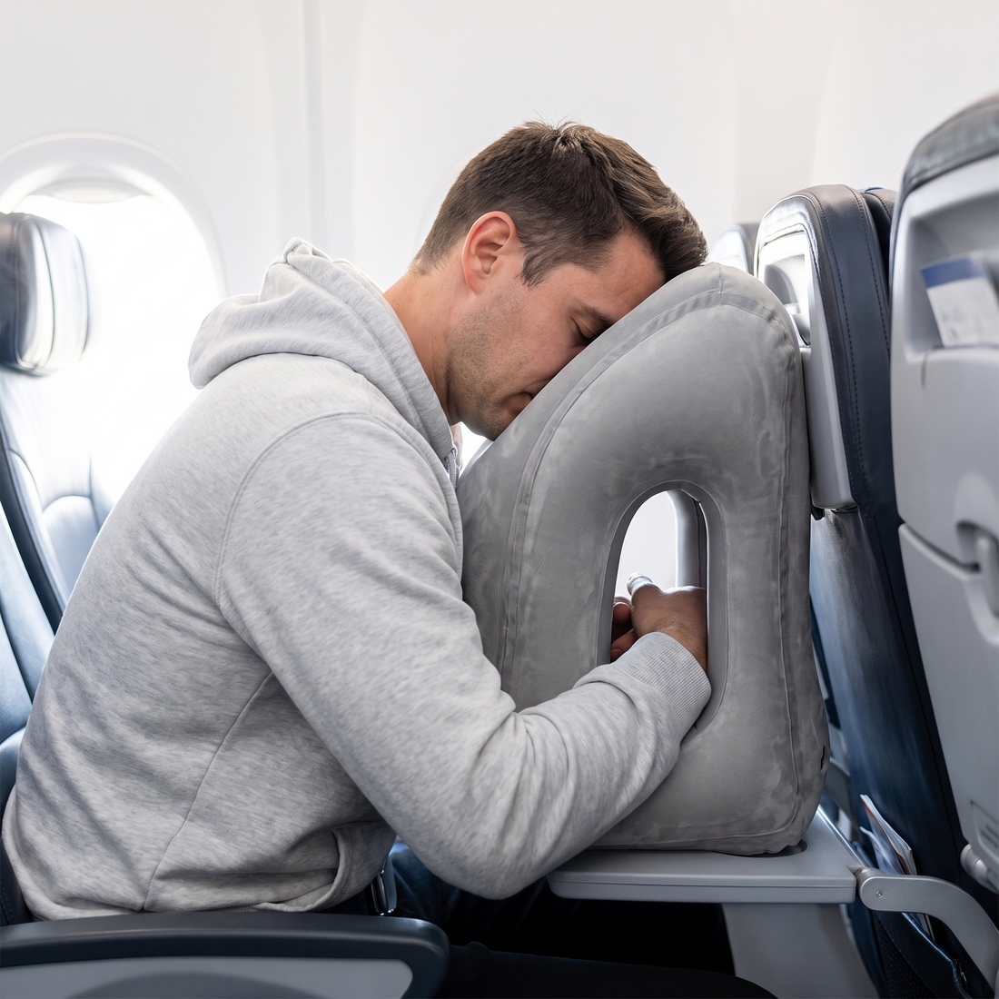 Endlich schlafen im Flugzeug – zum Anlehnen