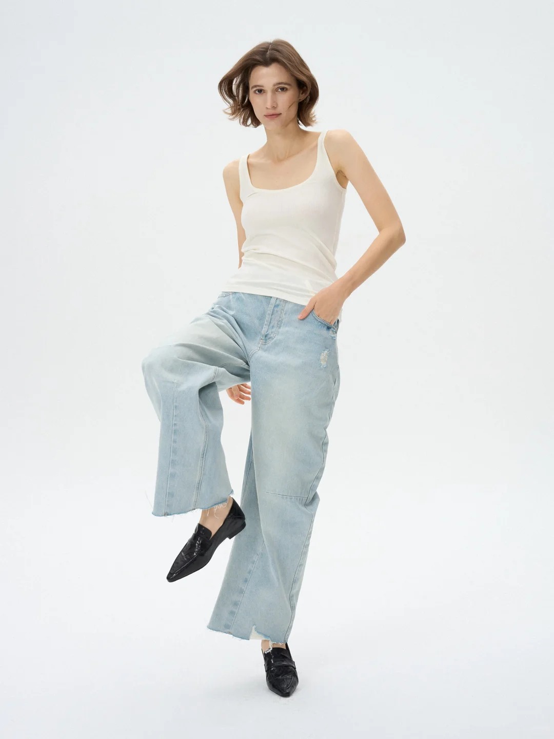 Light blue loose-fitting bucket jeans