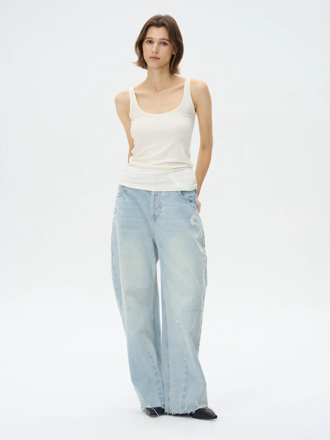 Light blue loose-fitting bucket jeans