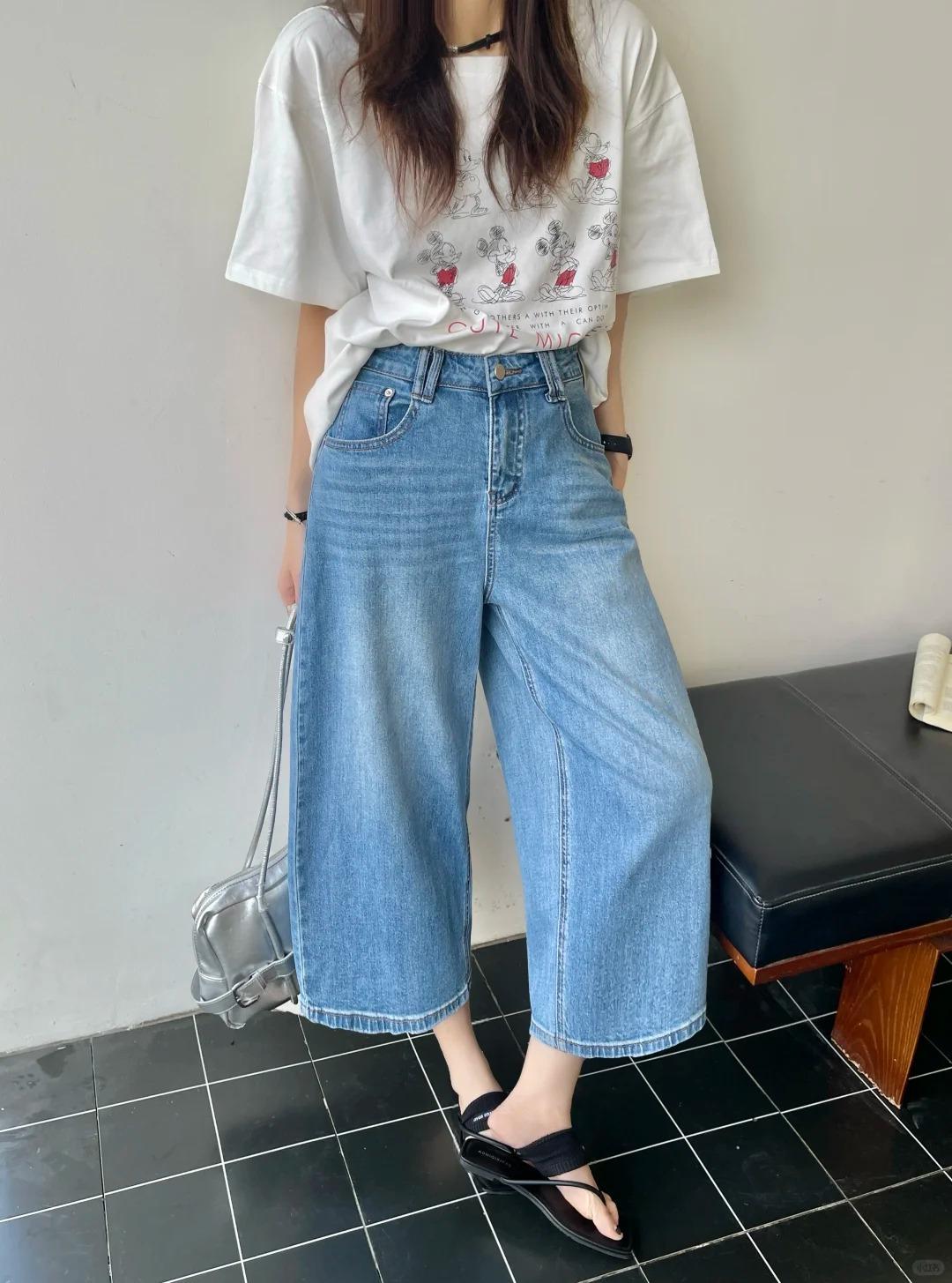Light Wash High‑Waist Cropped Wide‑Leg Jeans