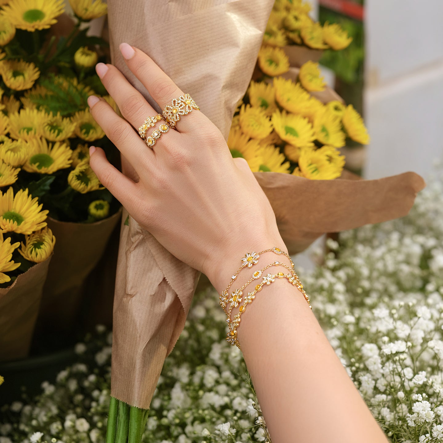 Armband aus gelben Kristallen mit Gänseblümchen-Cluster