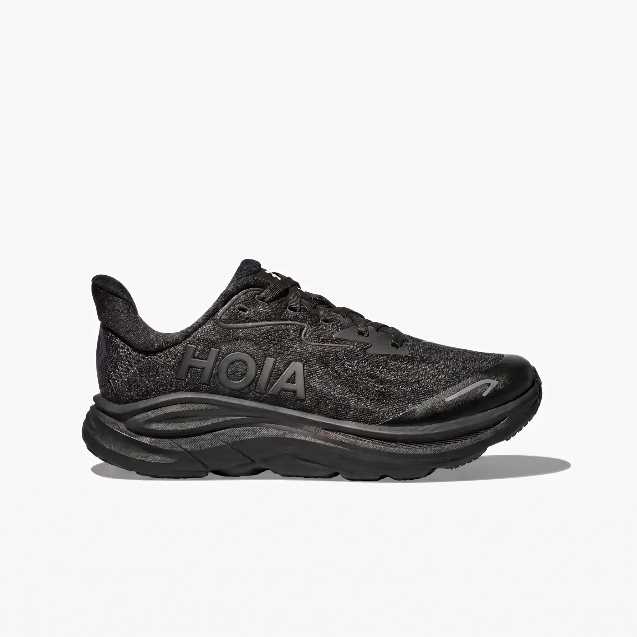 Breathable sports shoes