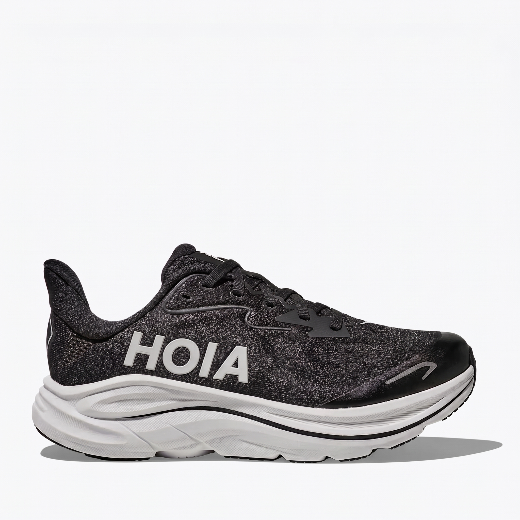Breathable sports shoes