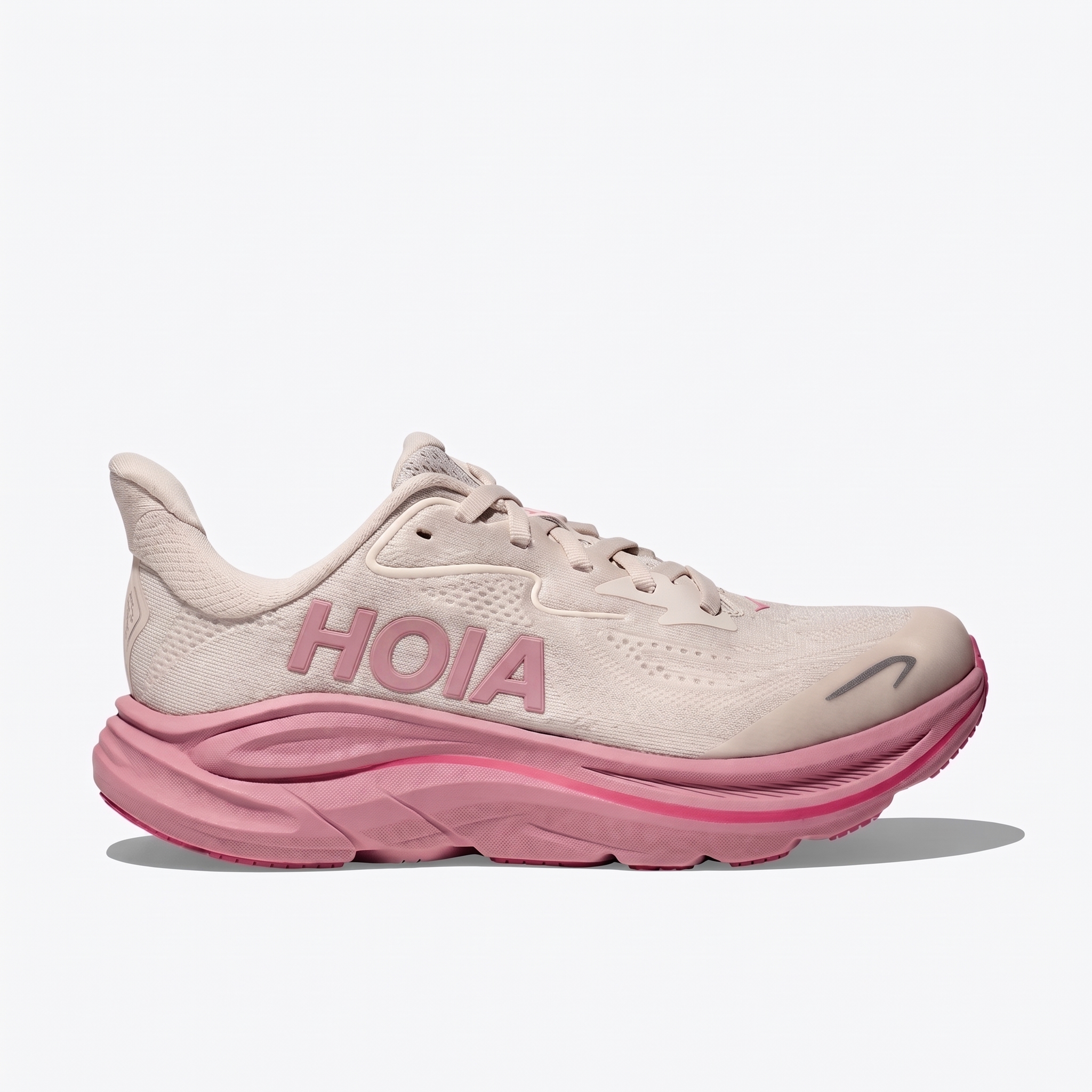 Breathable sports shoes