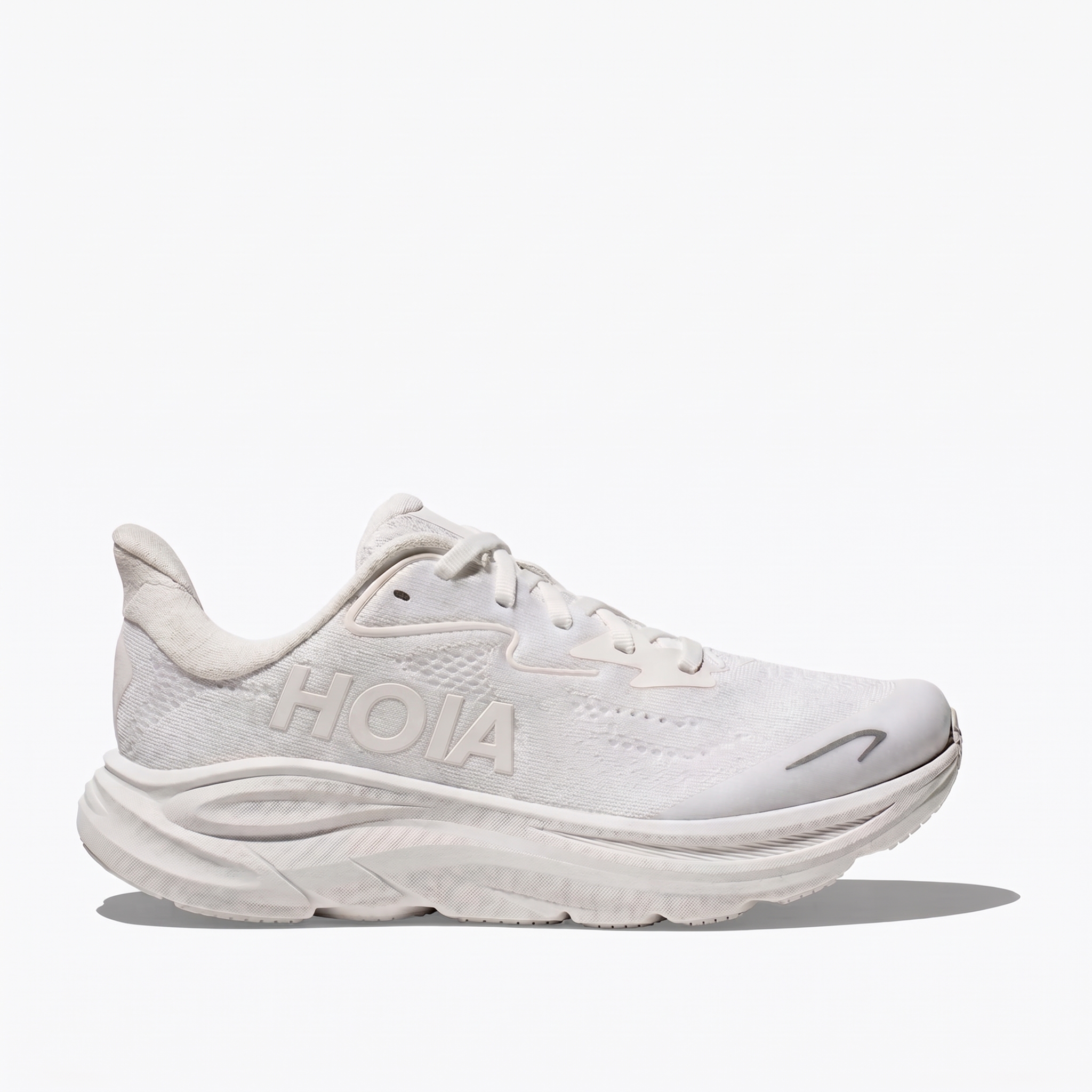 Breathable sports shoes