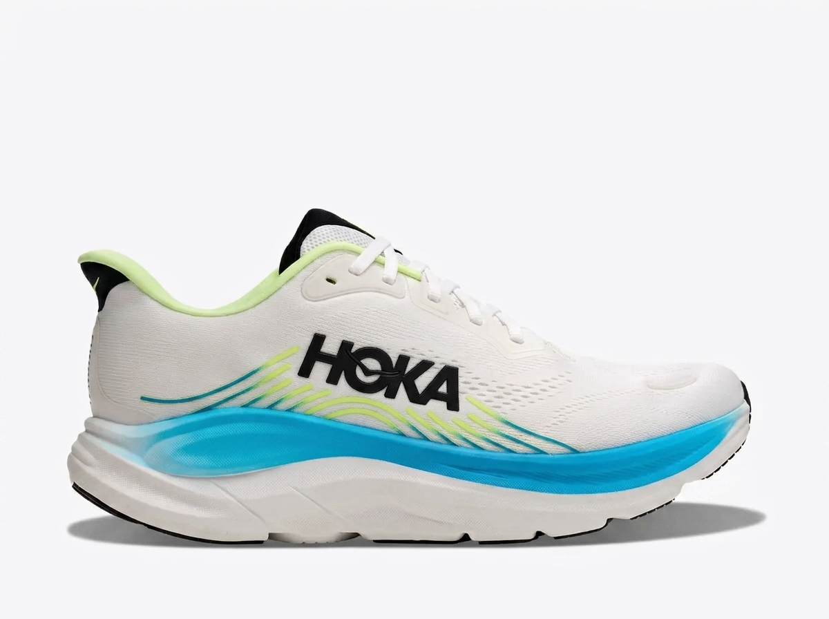 Breathable sports shoes