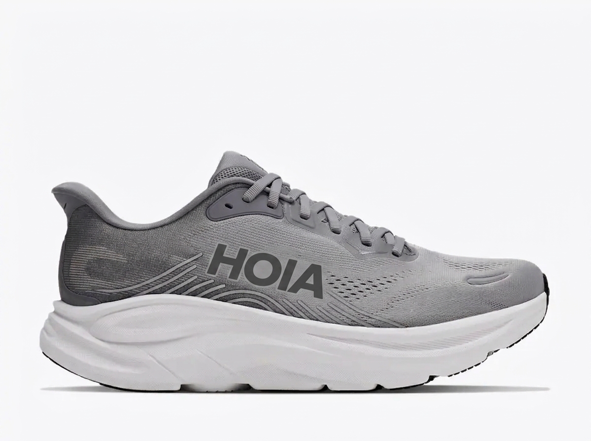 Breathable sports shoes