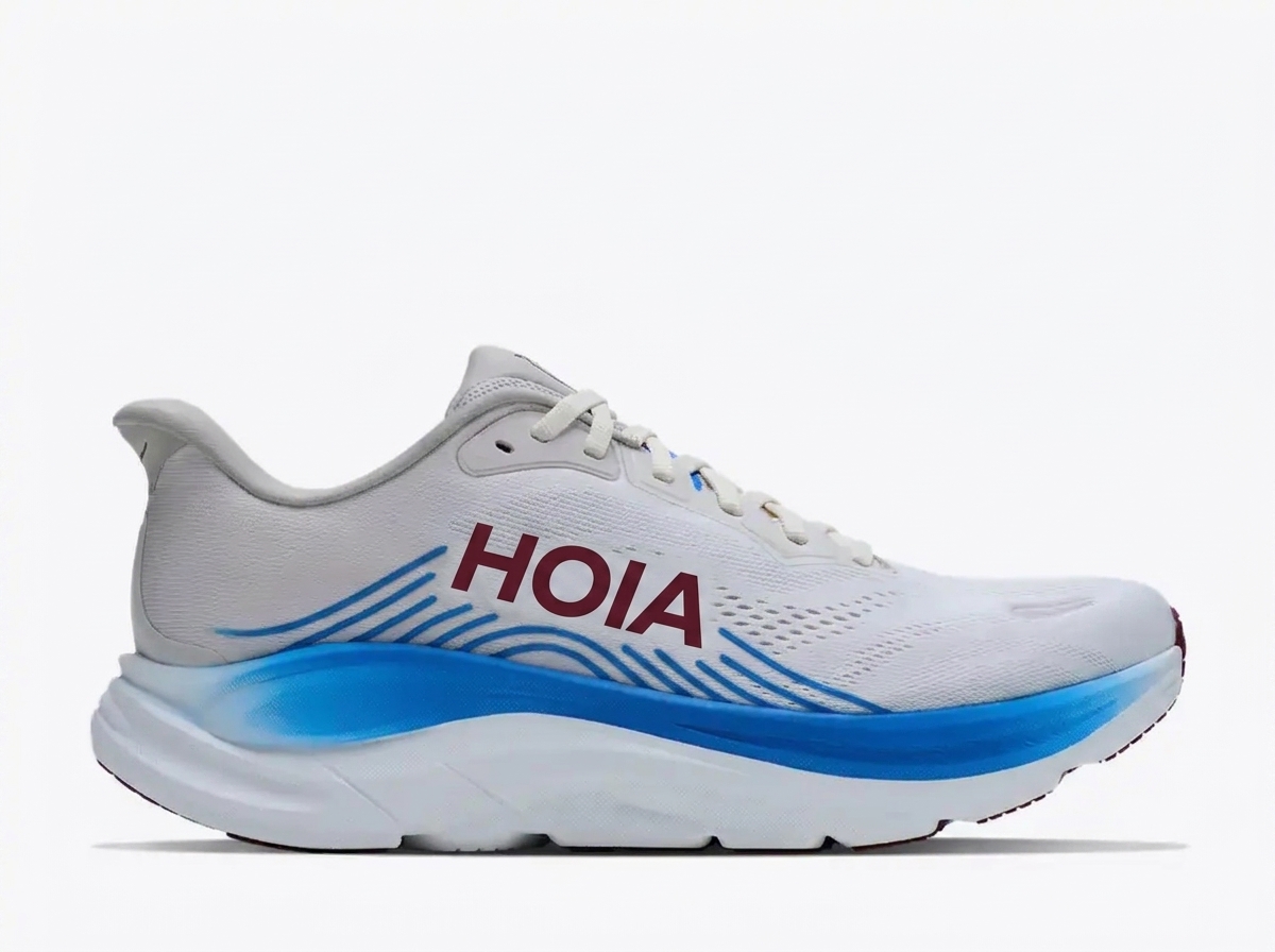 Breathable sports shoes