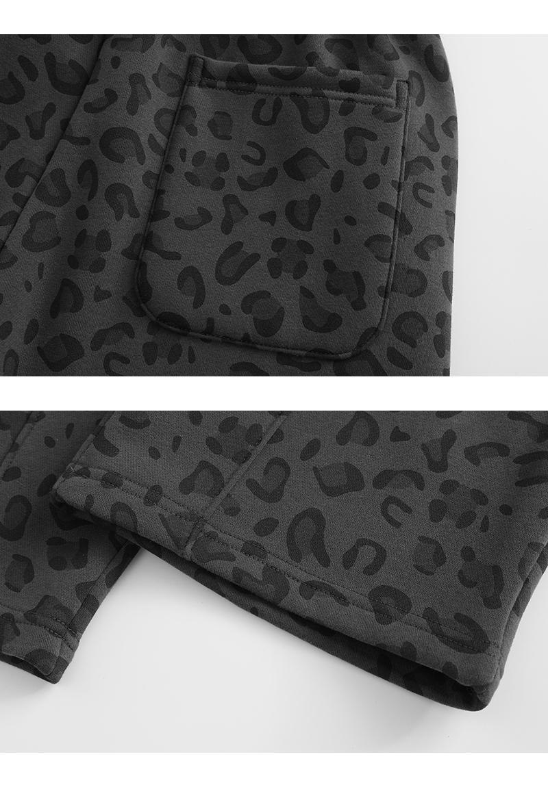 Men’s leopard-print casual trousers with side pockets, lightweight and breathable soft fabric, loose comfortable casual sweatpants, ideal for daily wear and all-year running