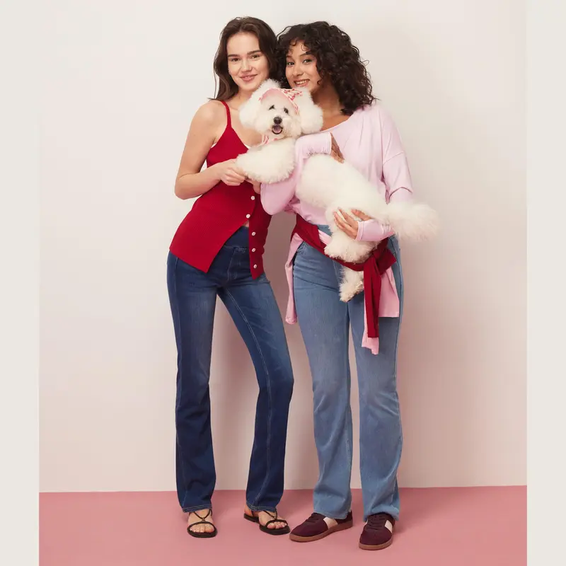 High-waisted, washed, casual slight-flare jeans with pockets