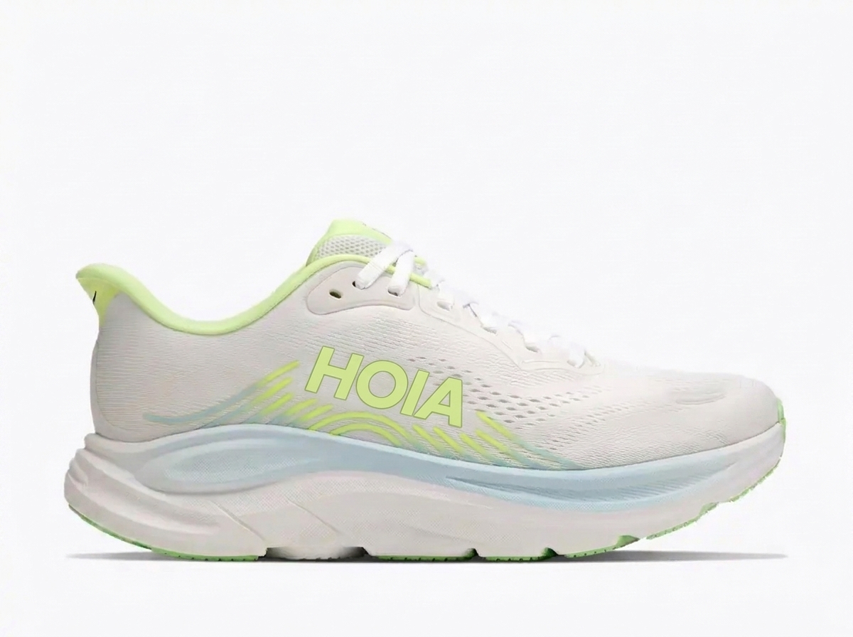 Breathable sports shoes