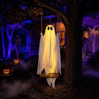 Decorazioni di Halloween da esterno - Grande fantasma sospeso su altalena (1,5 m) con luci a stringa e telecomando; decorazione spaventosa per feste di Halloween all'aperto, ideale per alberi, portici, cortili e giardini.