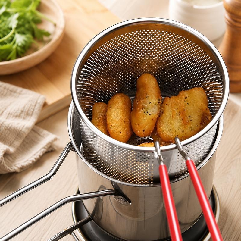Juego de freidora de acero inoxidable - 5.12*4.72in Mini olla para 1 persona con recipiente para freír, cesta de filtro y pinza para alimentos, utensilios de cocina portátiles resistentes a la corrosión para papas fritas, alitas de pollo y mucho más.