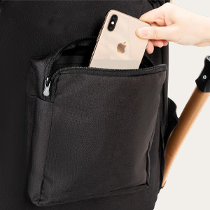 D&eacute;monstration du placement du smartphone dans un &eacute;tui ou un support de protection noir, montrant le processus d'installation.