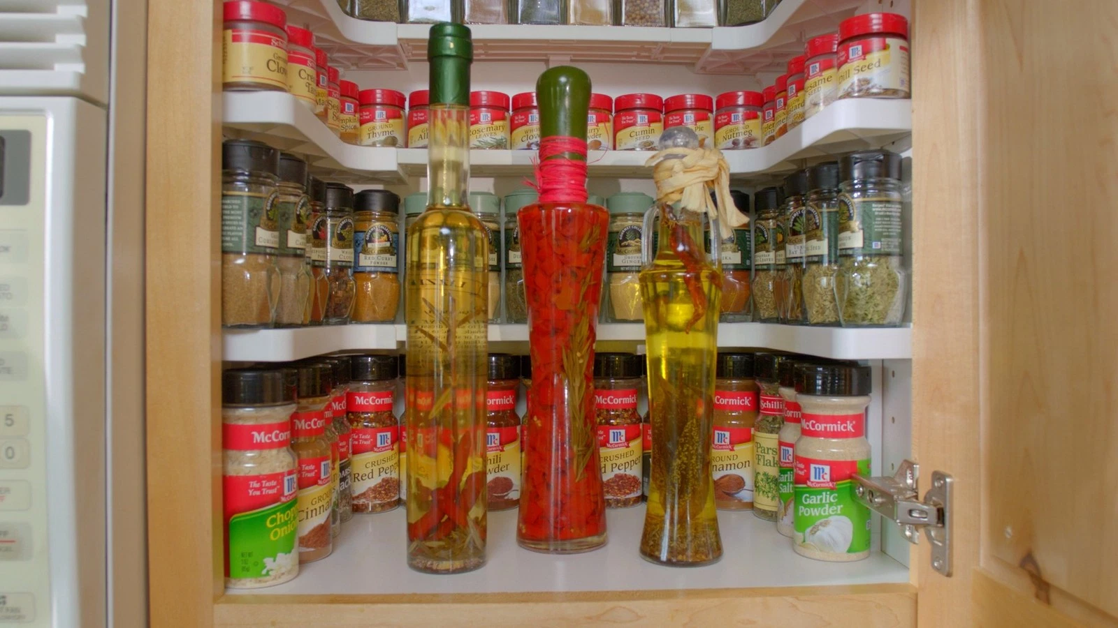 Reinforced adjustable cabinet organiser with non‑slip surface, holds 40 lbs, stores up to 64 spice jars. Versatile for spices, supplements and craft gear to tidy kitchen cupboards.