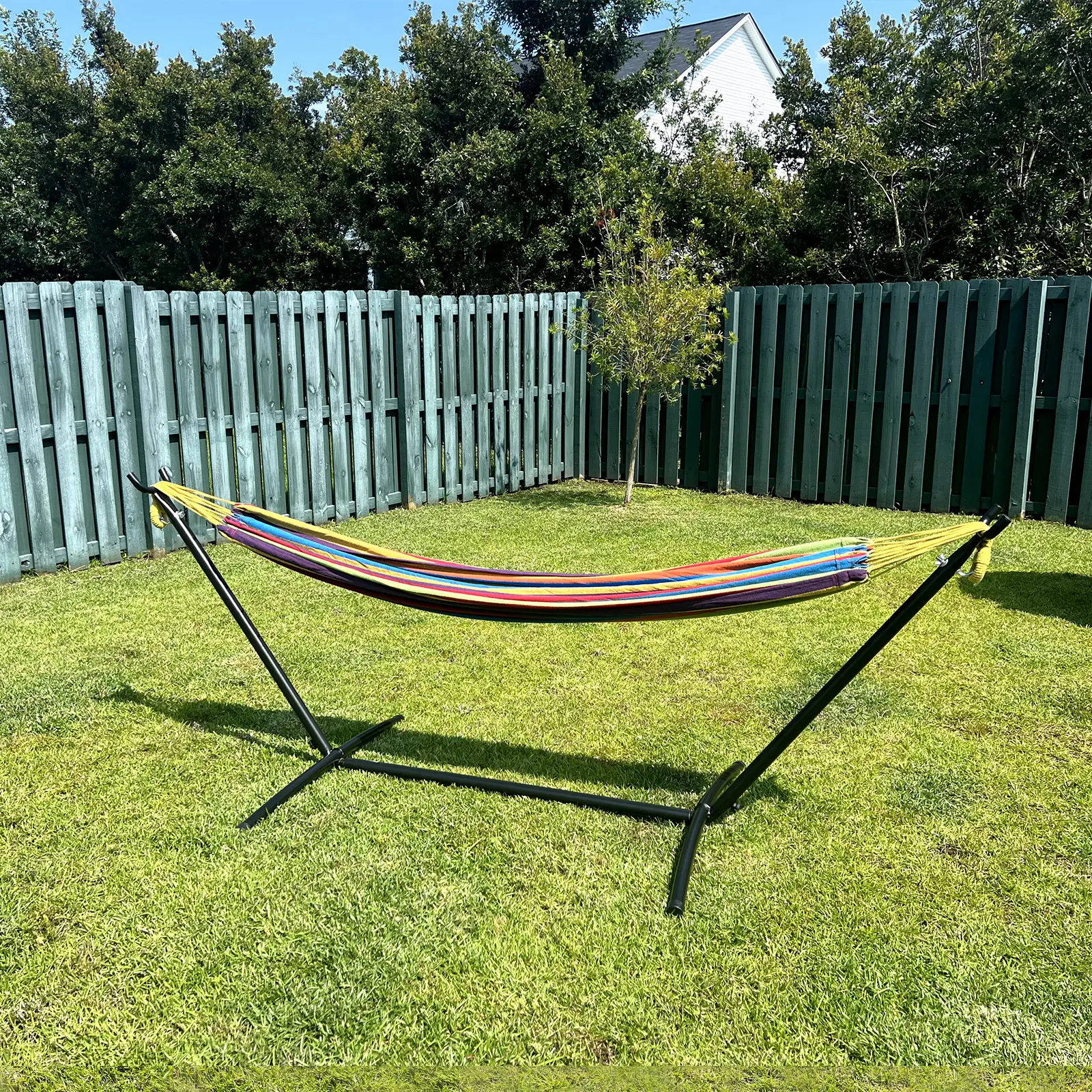 Cosy striped cotton hammock with sturdy steel stand, tool‑free setup, 450‑lb load capacity and carry bag, perfect for relaxing indoors or across your outdoor spaces.