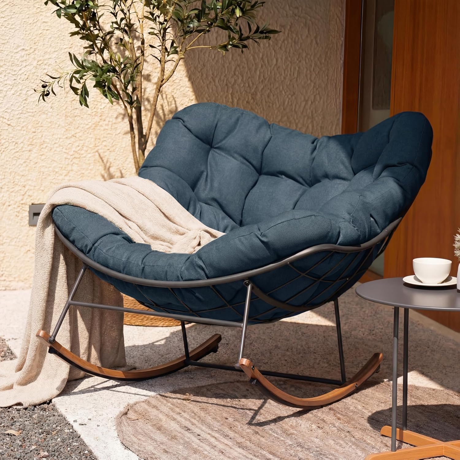 This egg‑shaped rocking chair features a robust powder‑coated steel frame, stain‑resistant padded cushion, suitable for relaxing indoors and outdoors.