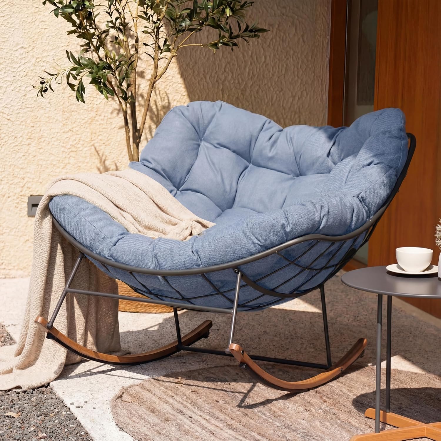 This egg‑shaped rocking chair features a robust powder‑coated steel frame, stain‑resistant padded cushion, suitable for relaxing indoors and outdoors.