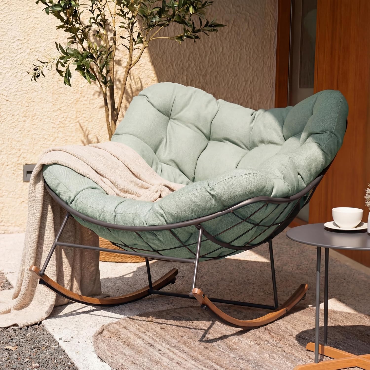 This egg‑shaped rocking chair features a robust powder‑coated steel frame, stain‑resistant padded cushion, suitable for relaxing indoors and outdoors.