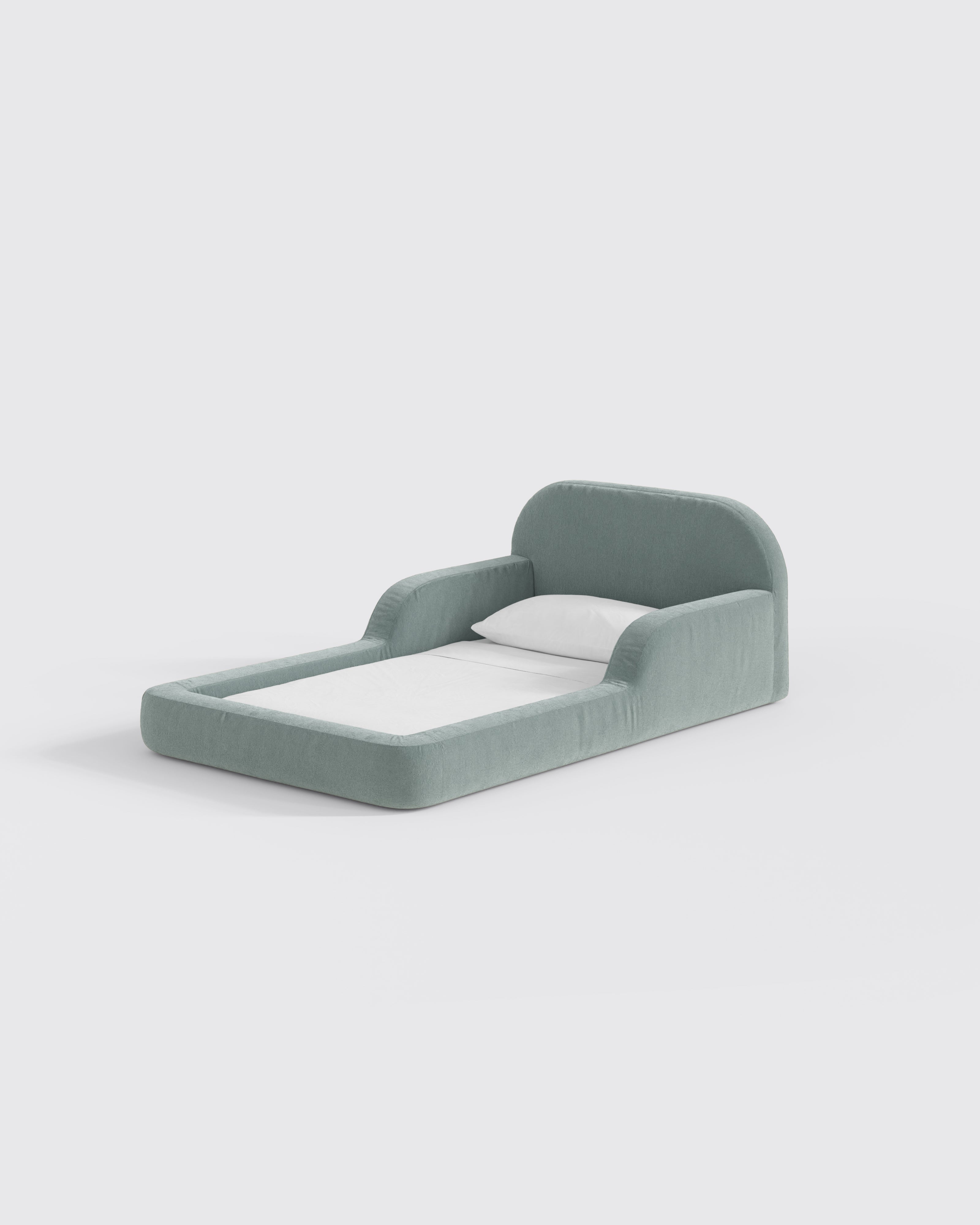 This low‑profile Montessori‑style kids foam bed has soft rounded bump‑safe edges and a removable washable cover for quick, tool‑free setup.