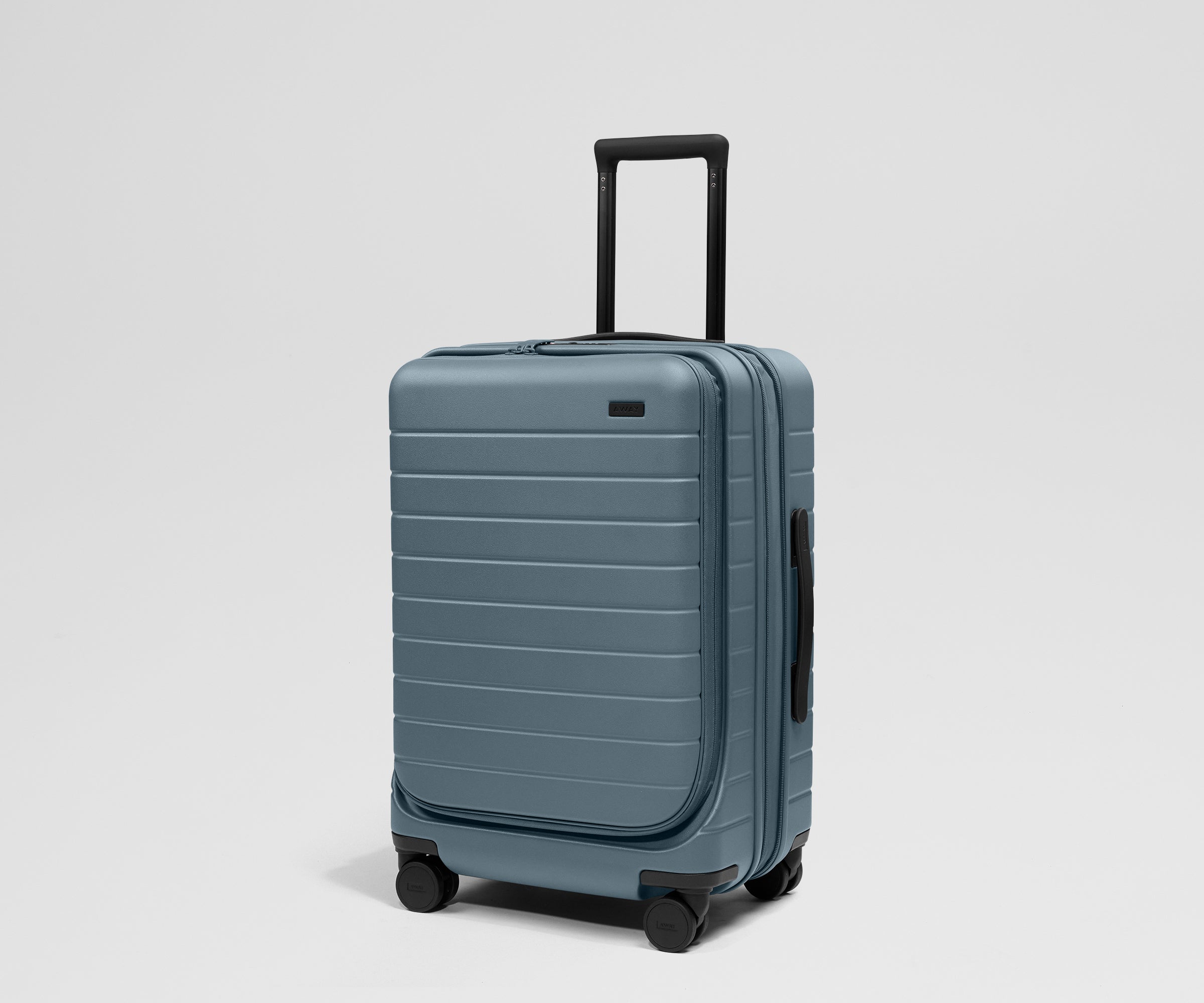 Spacious polycarbonate carry‑on suitcase for 4‑7‑day trips, with laptop sleeve, expandable zip, smooth 360° wheels and rear‑wheel brake.