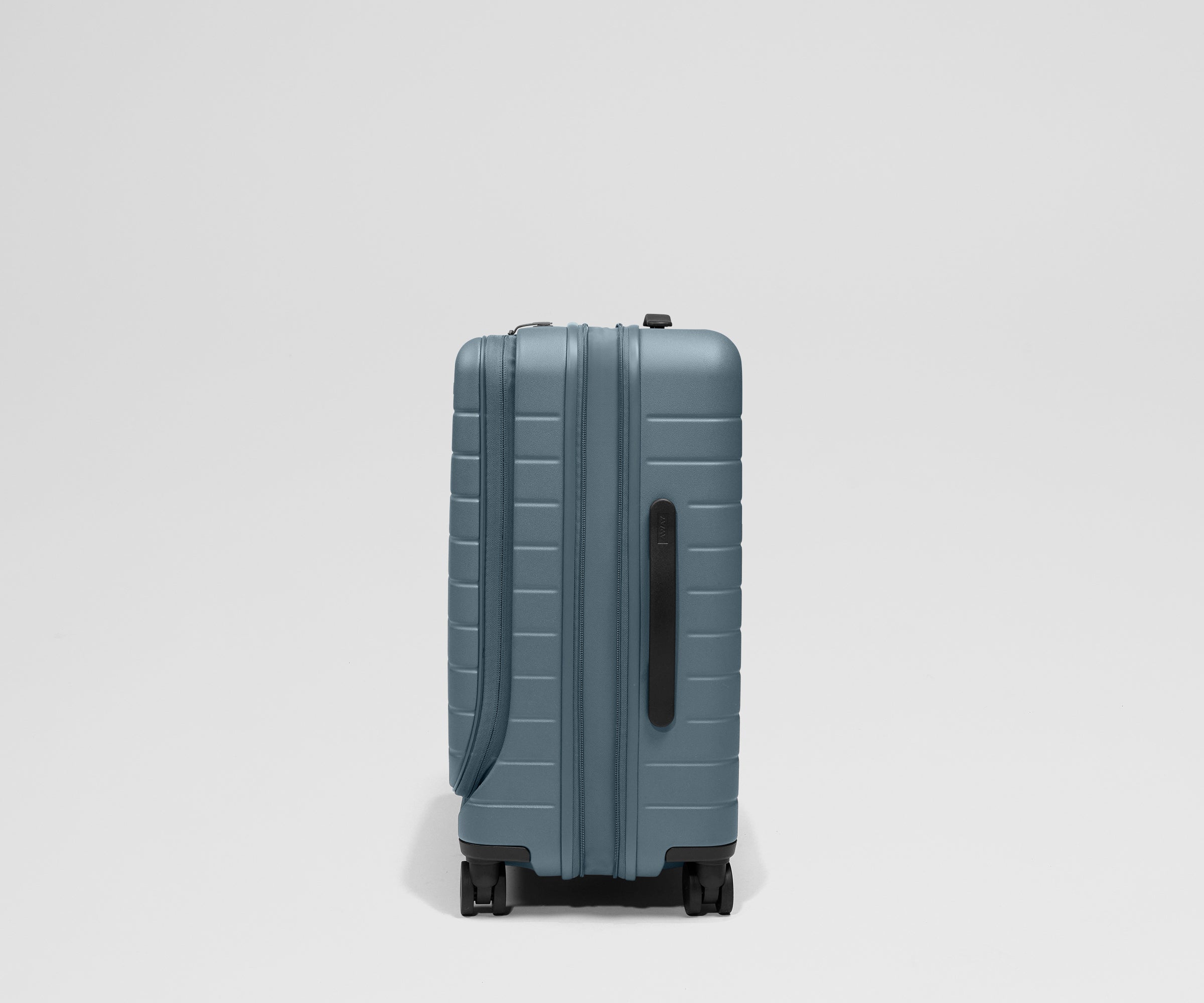 Spacious polycarbonate carry‑on suitcase for 4‑7‑day trips, with laptop sleeve, expandable zip, smooth 360° wheels and rear‑wheel brake.