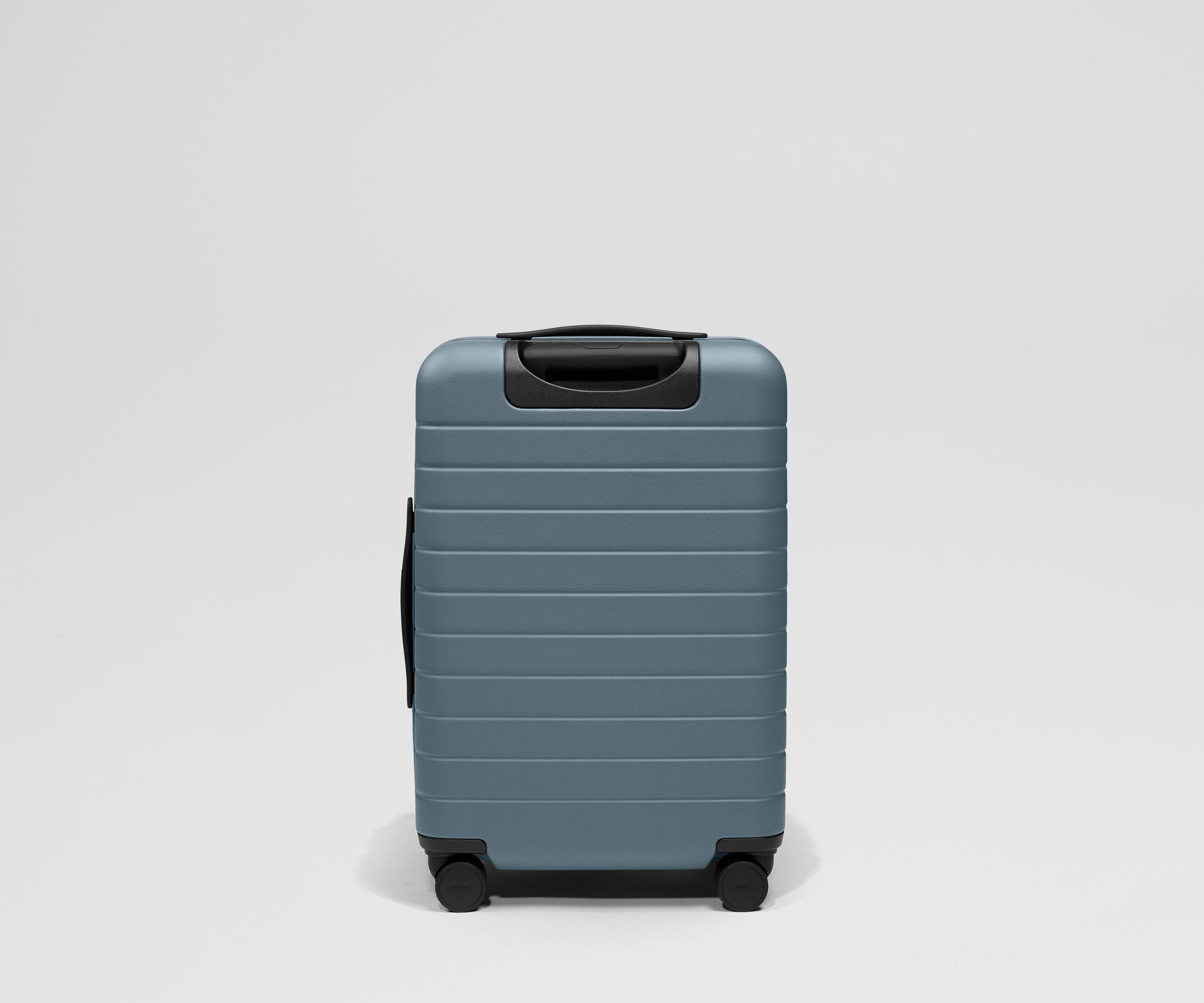 Spacious polycarbonate carry‑on suitcase for 4‑7‑day trips, with laptop sleeve, expandable zip, smooth 360° wheels and rear‑wheel brake.