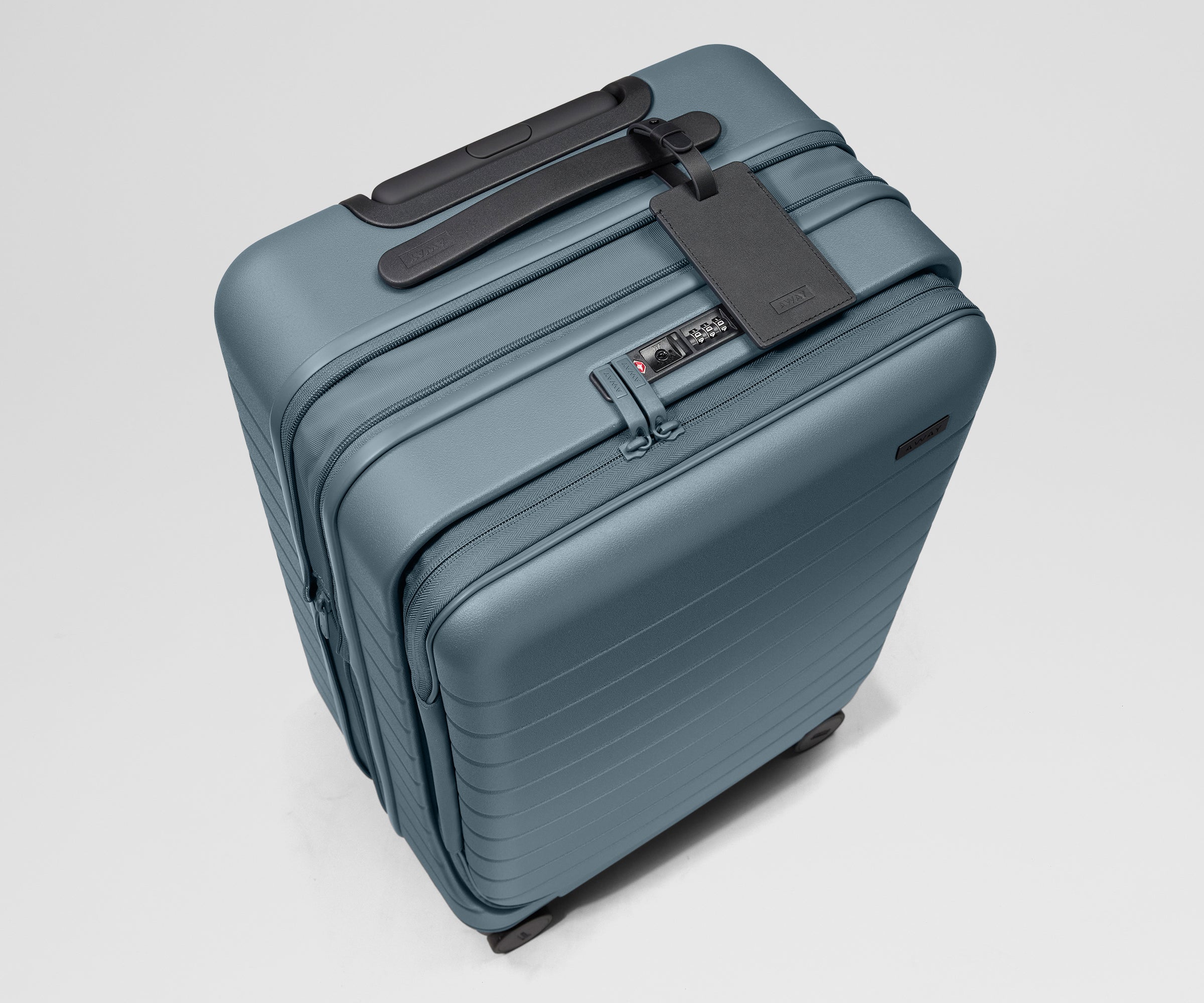 Spacious polycarbonate carry‑on suitcase for 4‑7‑day trips, with laptop sleeve, expandable zip, smooth 360° wheels and rear‑wheel brake.