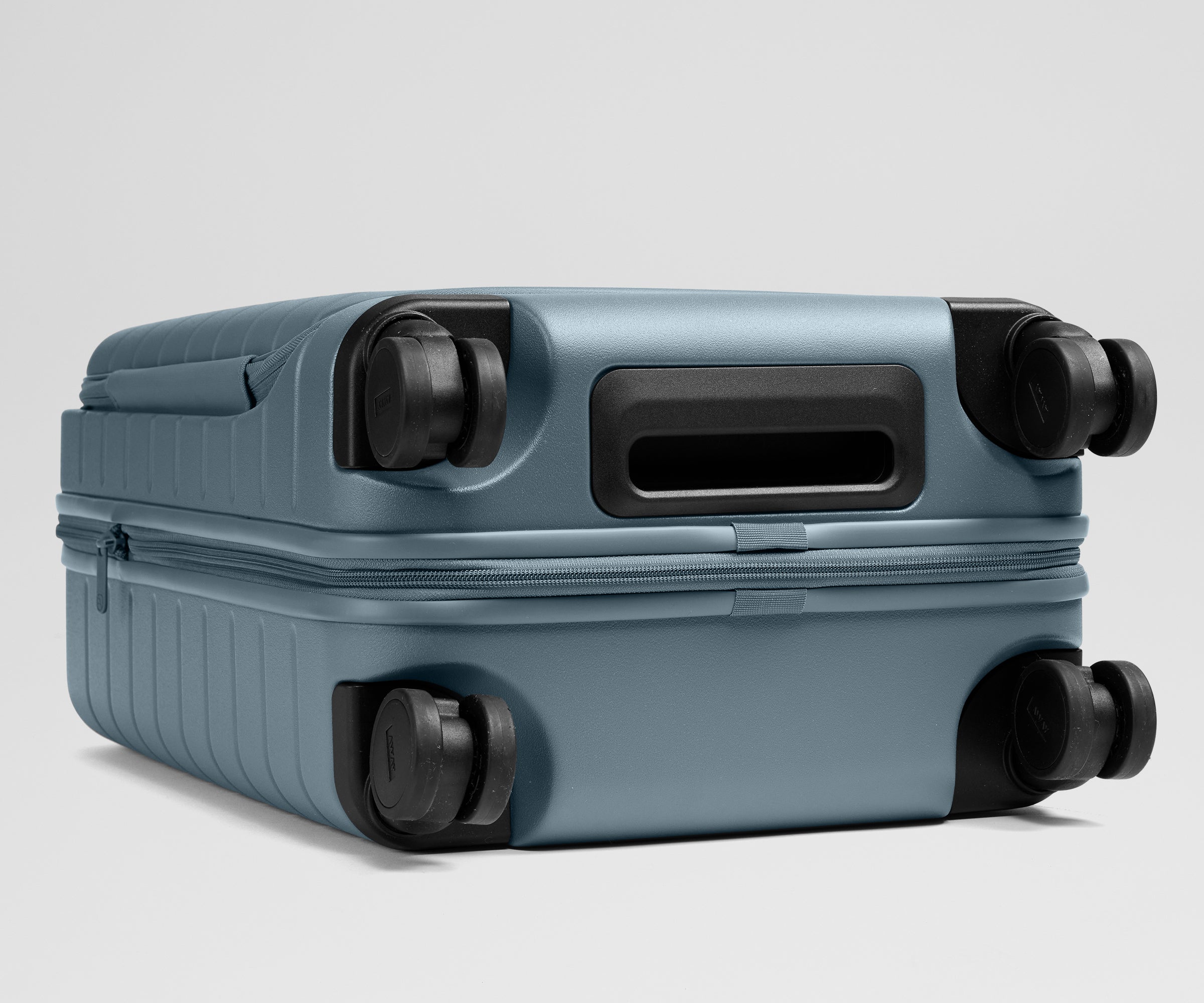 Spacious polycarbonate carry‑on suitcase for 4‑7‑day trips, with laptop sleeve, expandable zip, smooth 360° wheels and rear‑wheel brake.