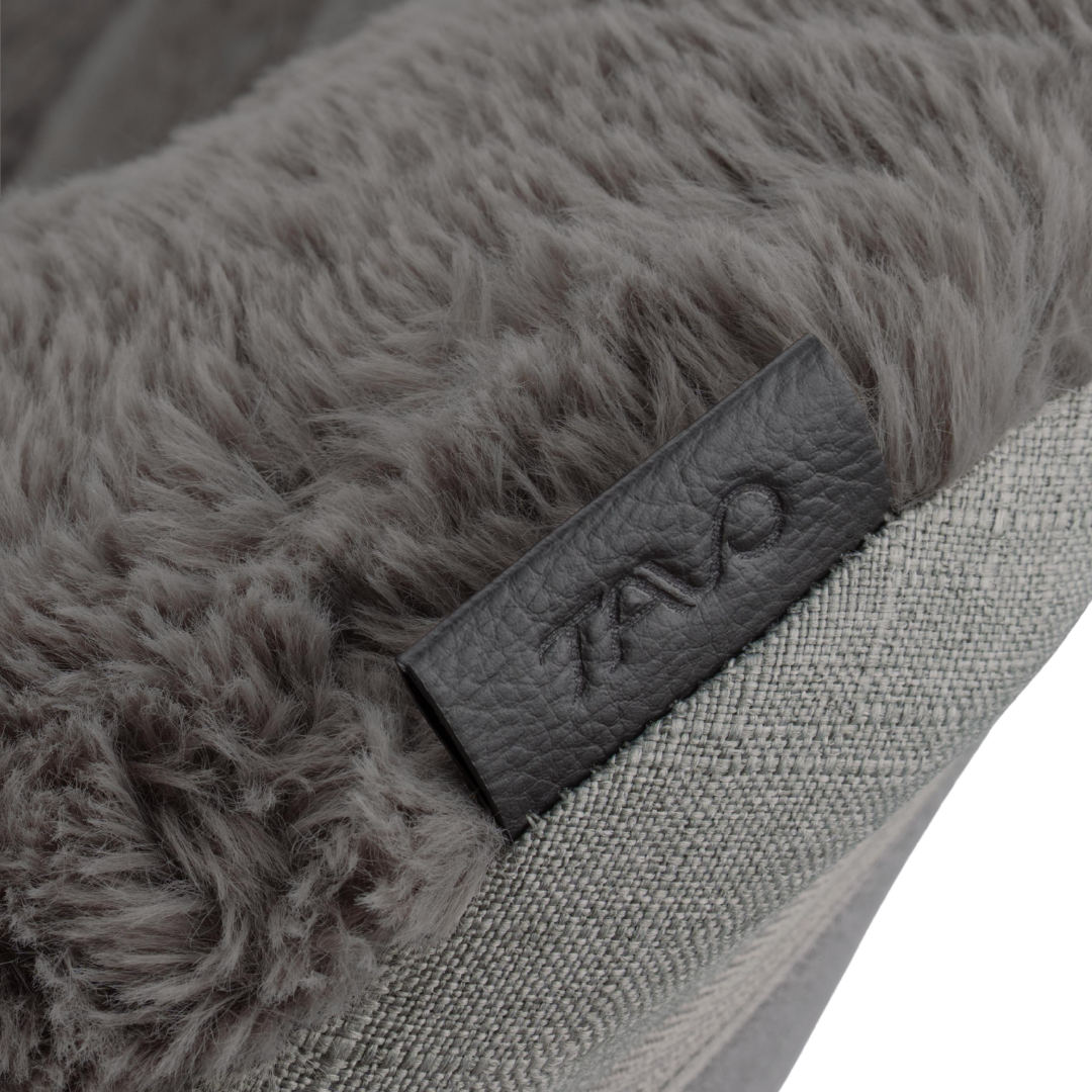 This shell‑shaped swinging pet bed delivers calming side‑to‑side movement, with machine‑washable fleece padding and stable aluminium framing for safe, cosy rest.