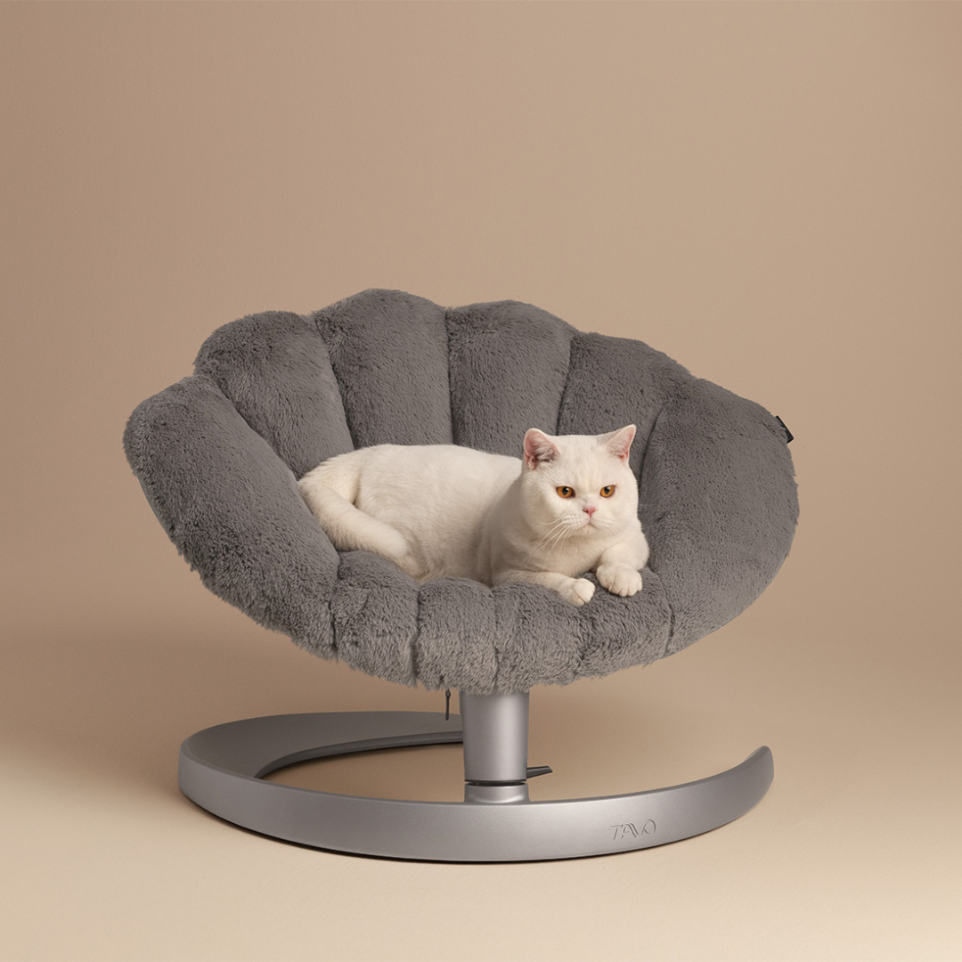 This shell‑shaped swinging pet bed delivers calming side‑to‑side movement, with machine‑washable fleece padding and stable aluminium framing for safe, cosy rest.