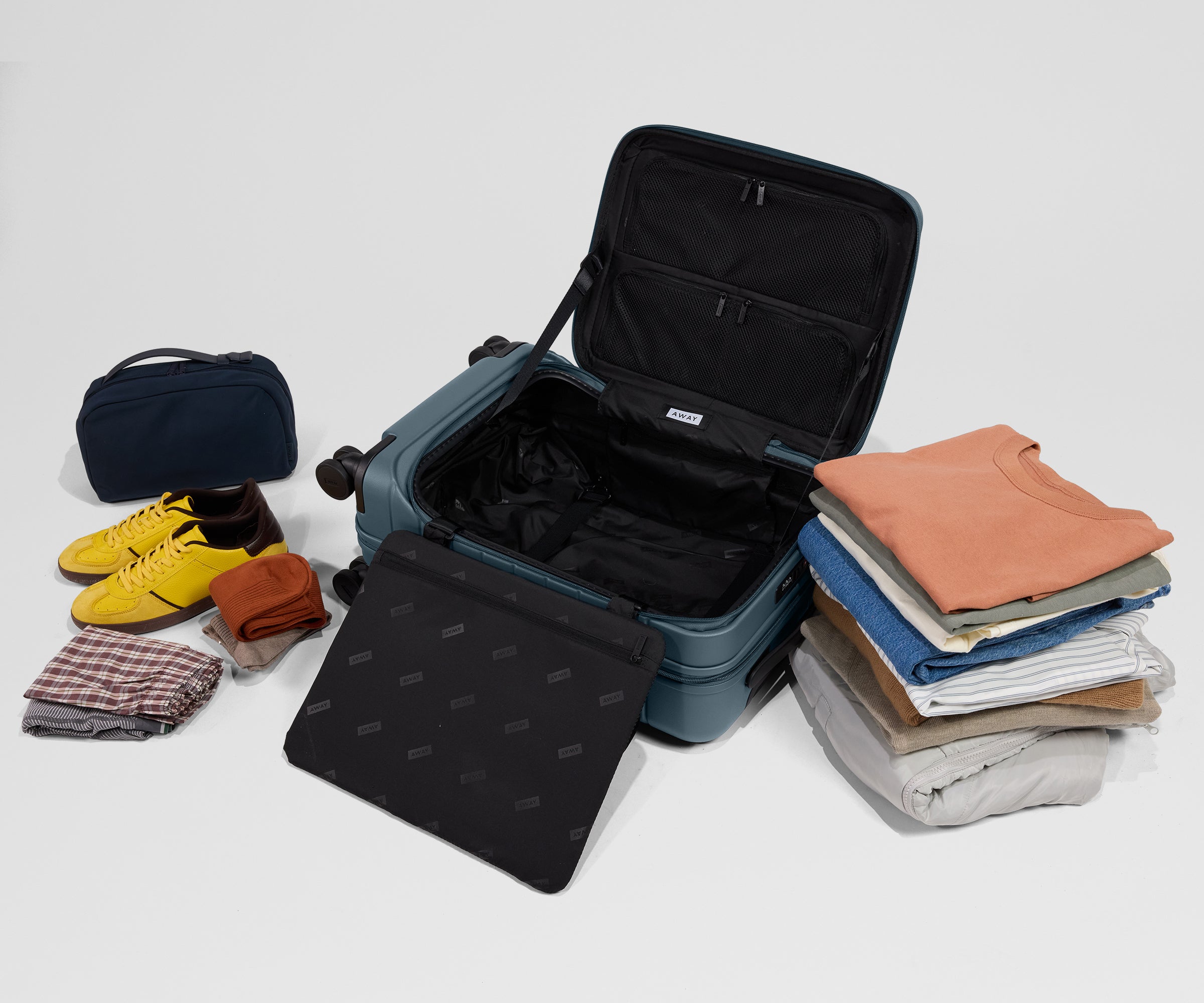 Spacious polycarbonate carry‑on suitcase for 4‑7‑day trips, with laptop sleeve, expandable zip, smooth 360° wheels and rear‑wheel brake.