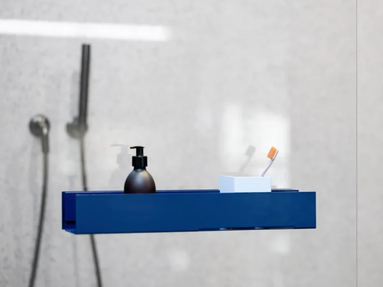 No-drill magnetic shower shelf crafted from water-resistant aluminium, featuring damage-free rubberised magnets, quick installation and easy maintenance for modern bathroom storage.