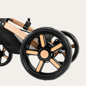 Plusieurs vues d'une grande roue ou d'une roulette noire avec des accents orange, montrant diff&eacute;rents angles de ce qui semble faire partie d'un &eacute;quipement de mobilit&eacute;.