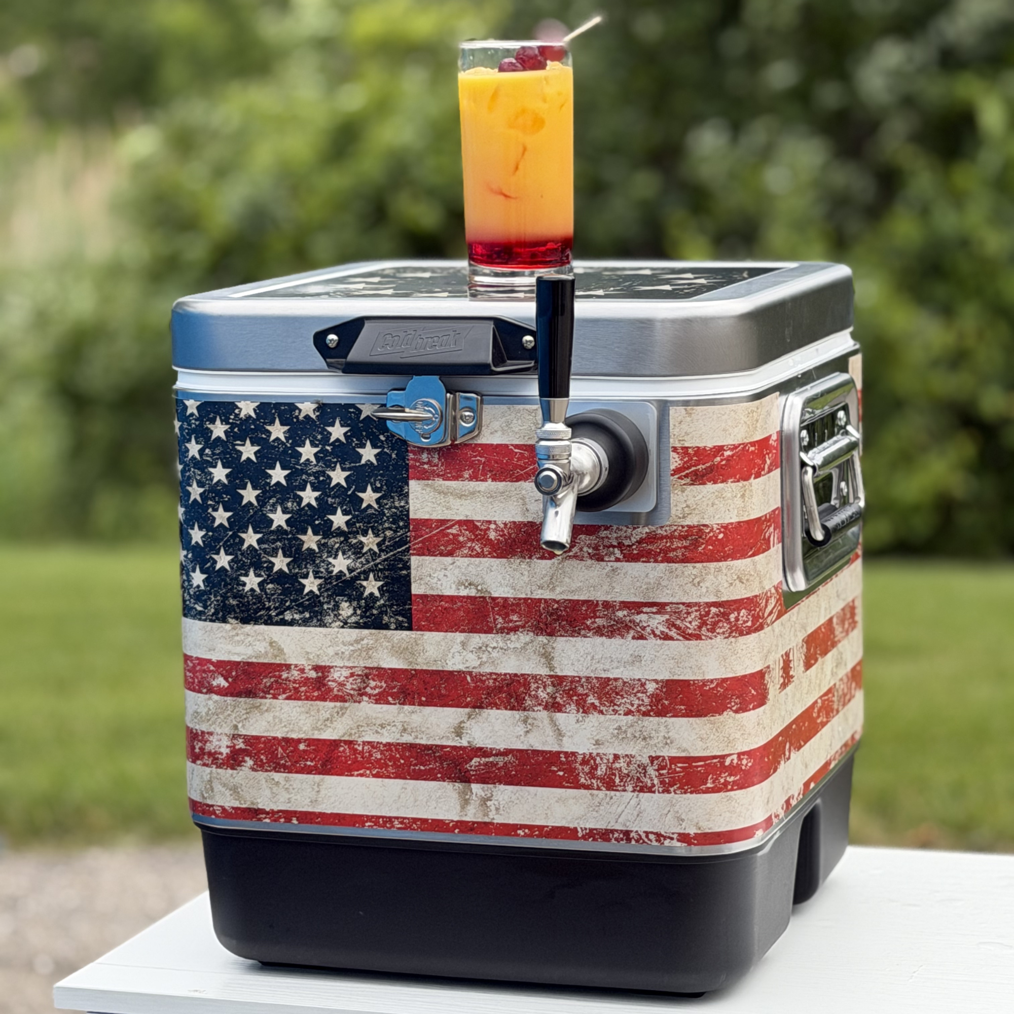 Professional‑grade portable draft‑beer bar with 50‑foot stainless‑steel coil and front‑input design, ideal for serving chilled draught beer at parties, camping and outdoor events.