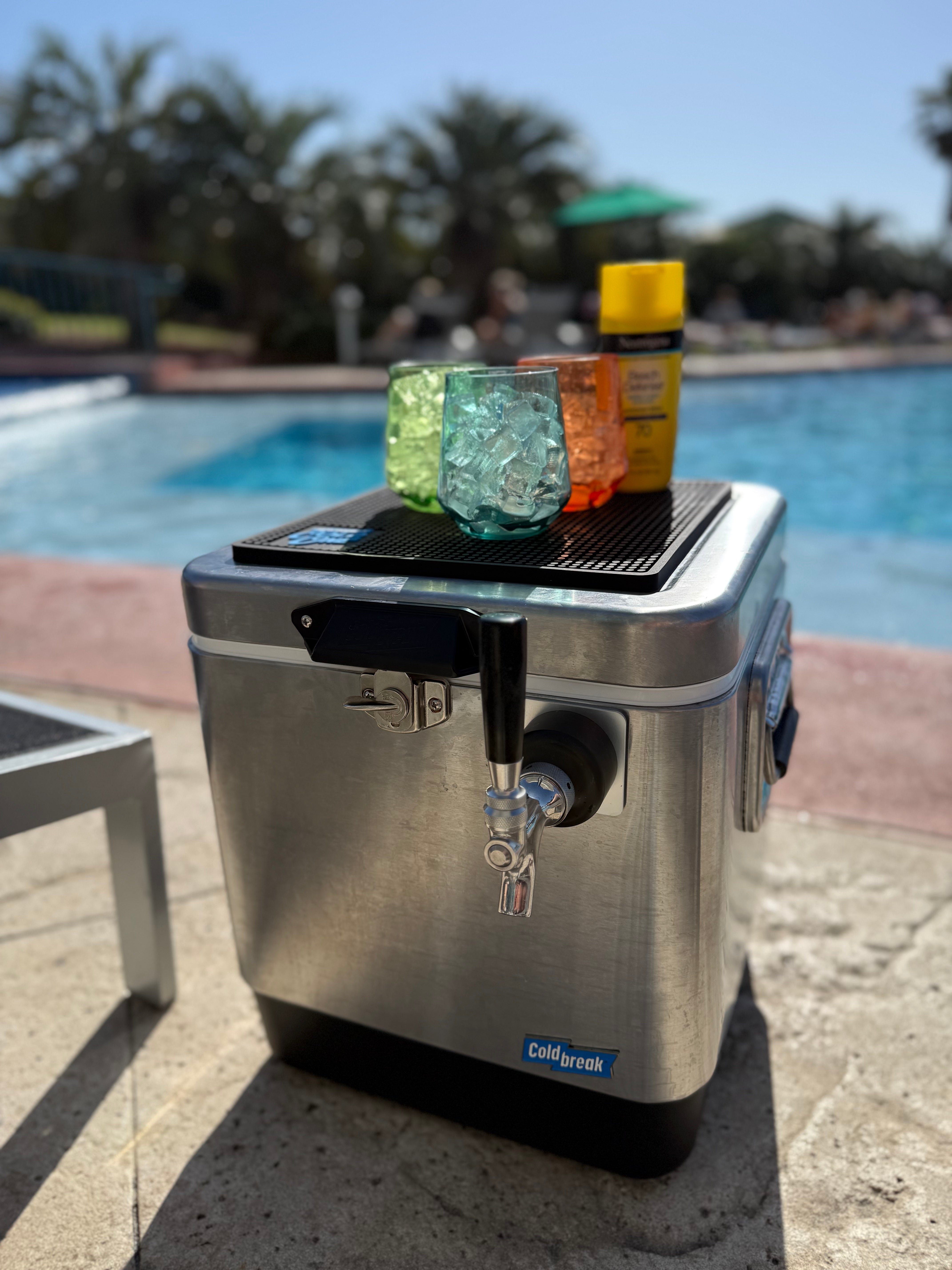 Professional‑grade portable draft‑beer bar with 50‑foot stainless‑steel coil and front‑input design, ideal for serving chilled draught beer at parties, camping and outdoor events.