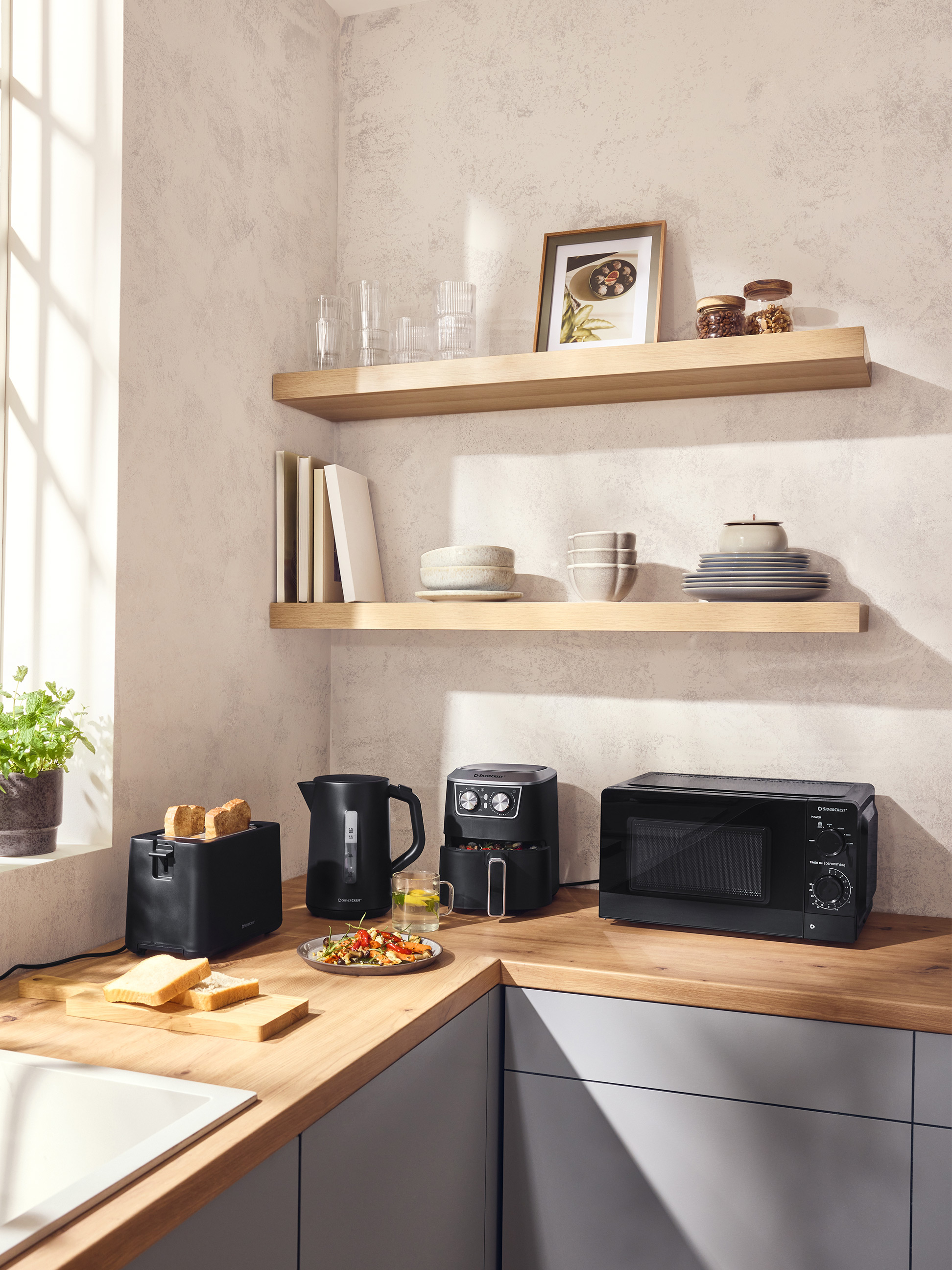 1100W espresso machine with 15‑bar pump, portafilter and swivelling 2‑in‑1 steam frother, auto shut‑off for delicious barista‑style home coffee.