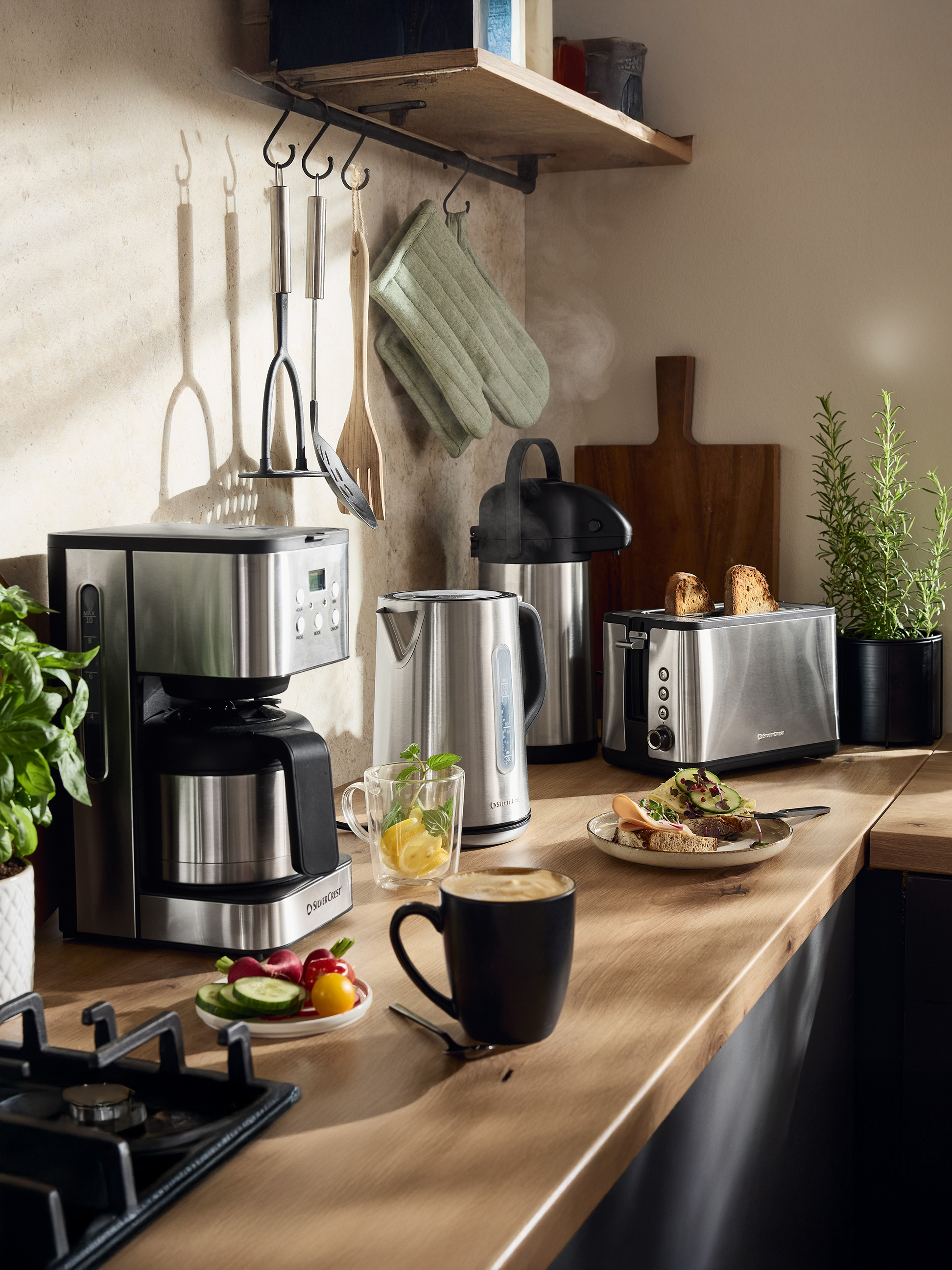 1100W espresso machine with 15‑bar pump, portafilter and swivelling 2‑in‑1 steam frother, auto shut‑off for delicious barista‑style home coffee.