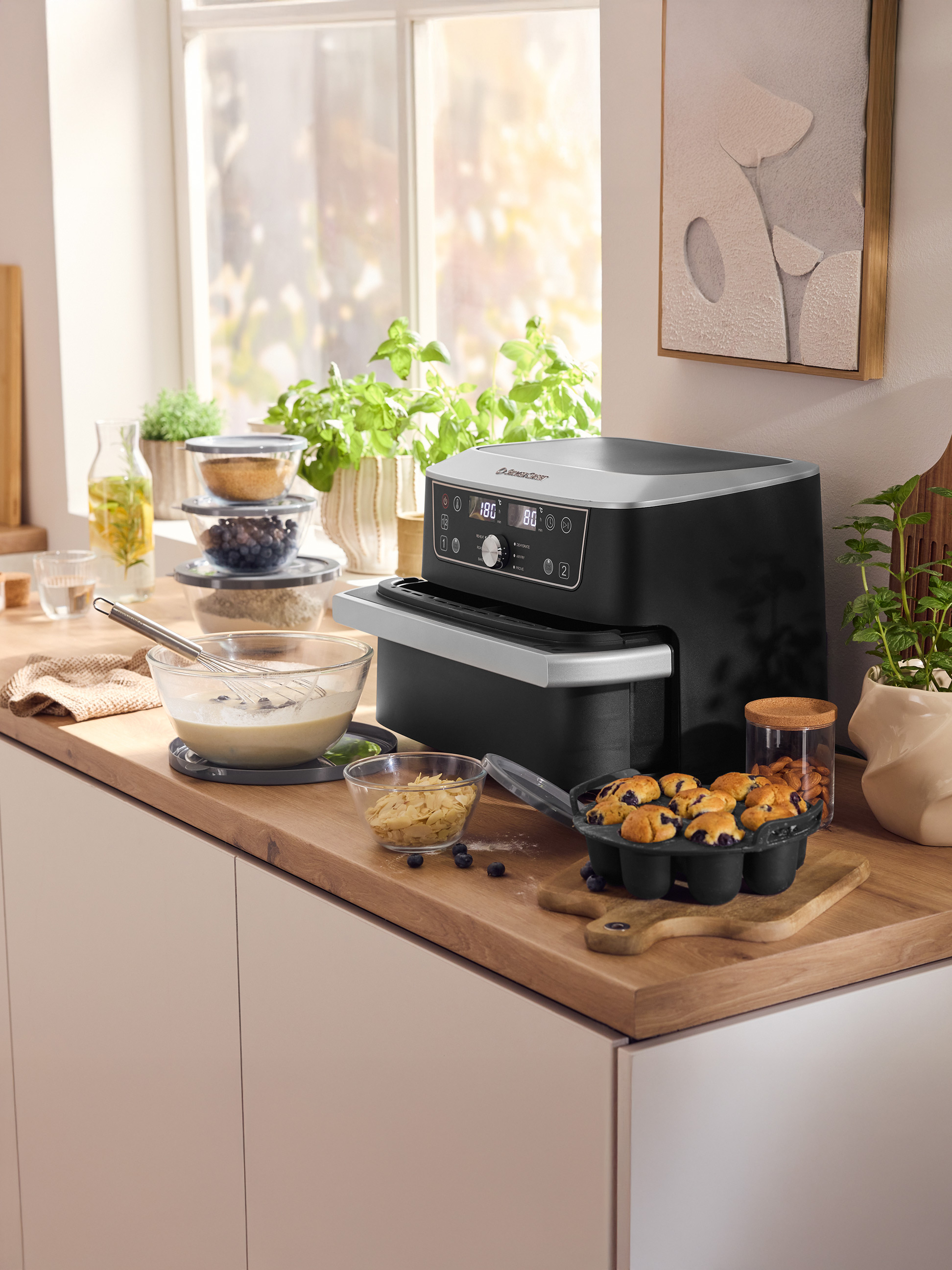 1100W espresso machine with 15‑bar pump, portafilter and swivelling 2‑in‑1 steam frother, auto shut‑off for delicious barista‑style home coffee.