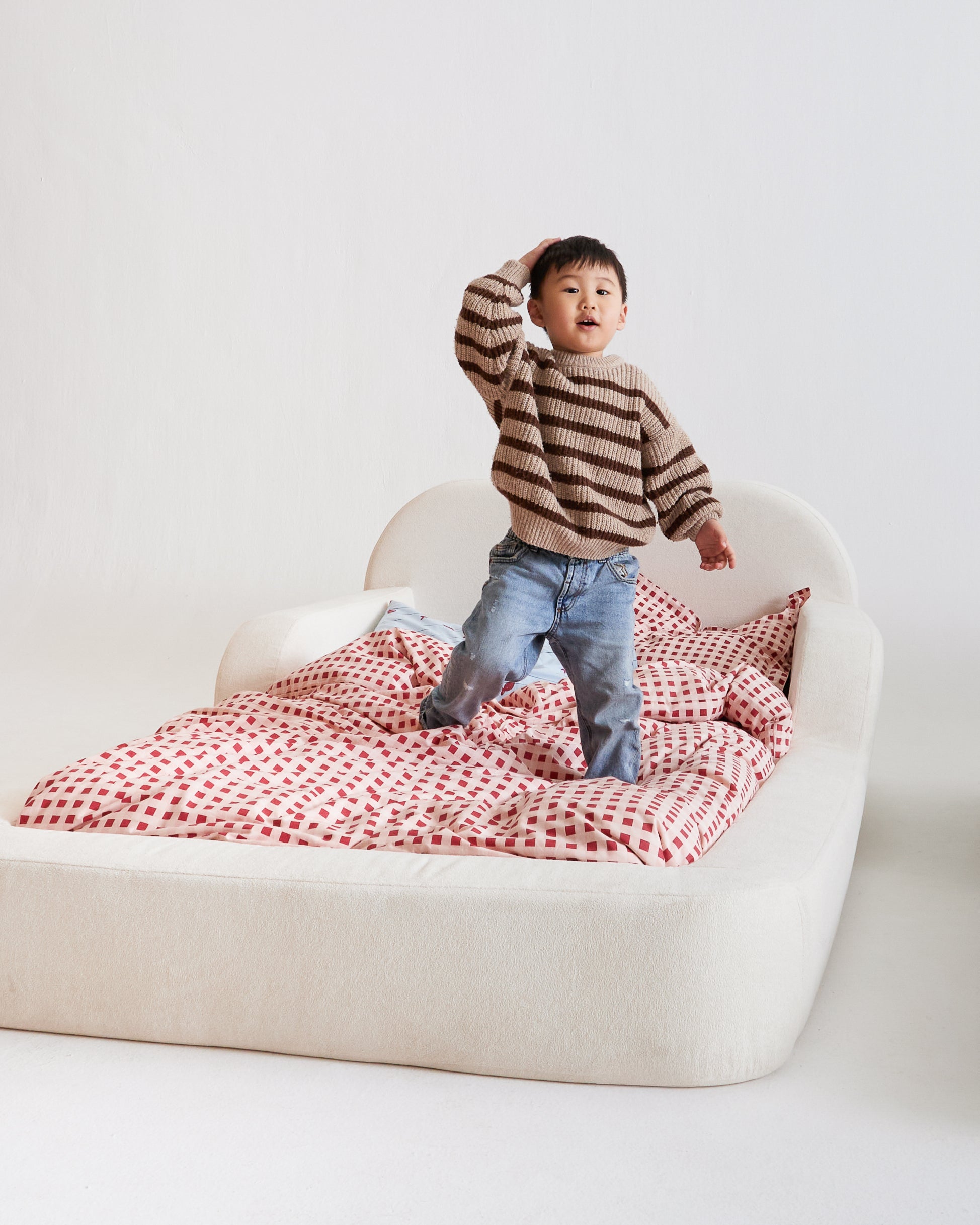 This low‑profile Montessori‑style kids foam bed has soft rounded bump‑safe edges and a removable washable cover for quick, tool‑free setup.