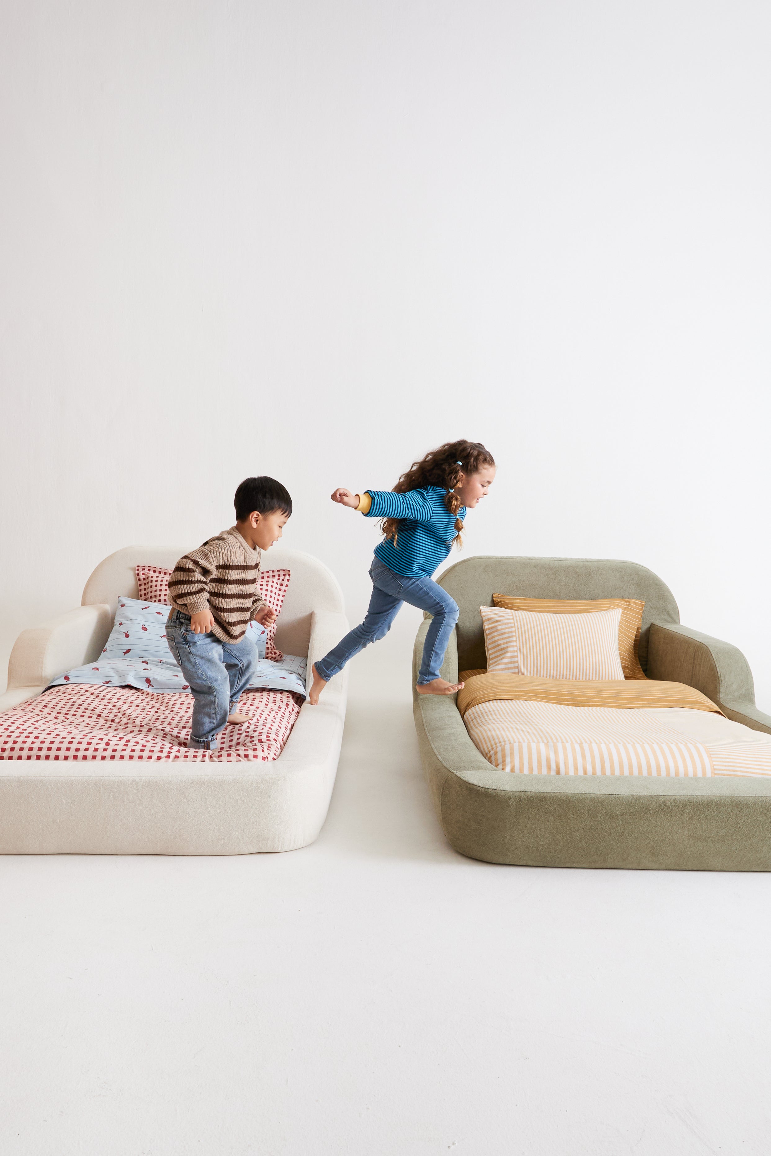 This low‑profile Montessori‑style kids foam bed has soft rounded bump‑safe edges and a removable washable cover for quick, tool‑free setup.