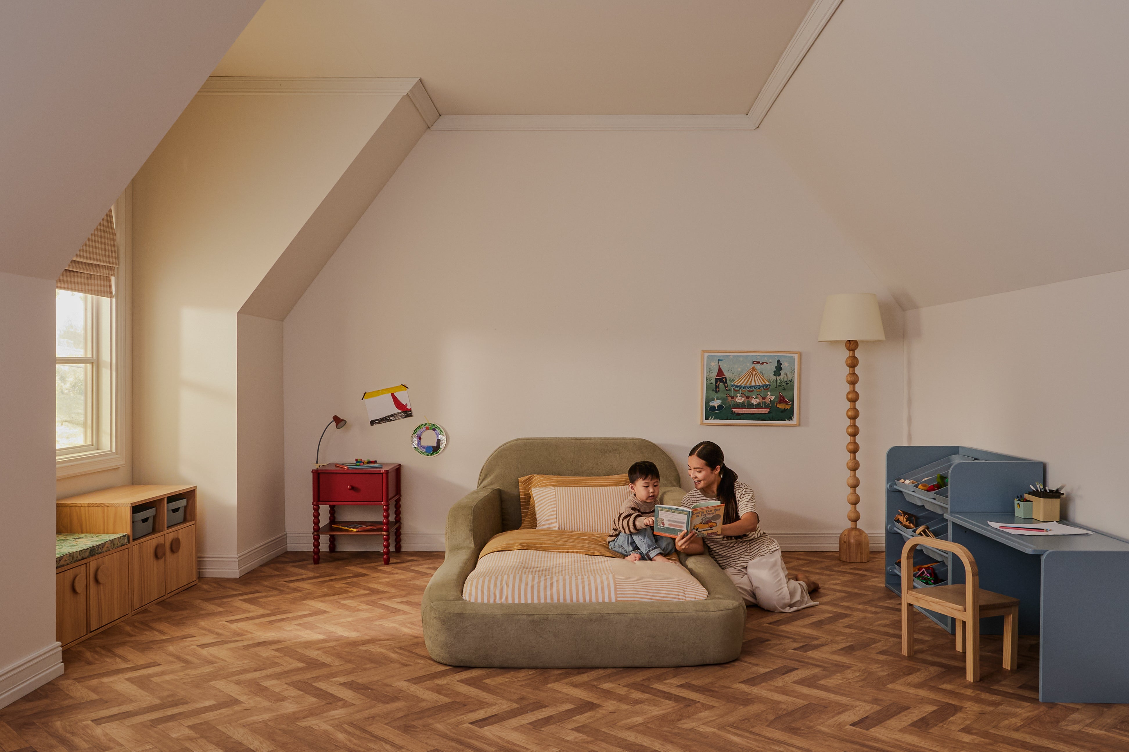 This low‑profile Montessori‑style kids foam bed has soft rounded bump‑safe edges and a removable washable cover for quick, tool‑free setup.