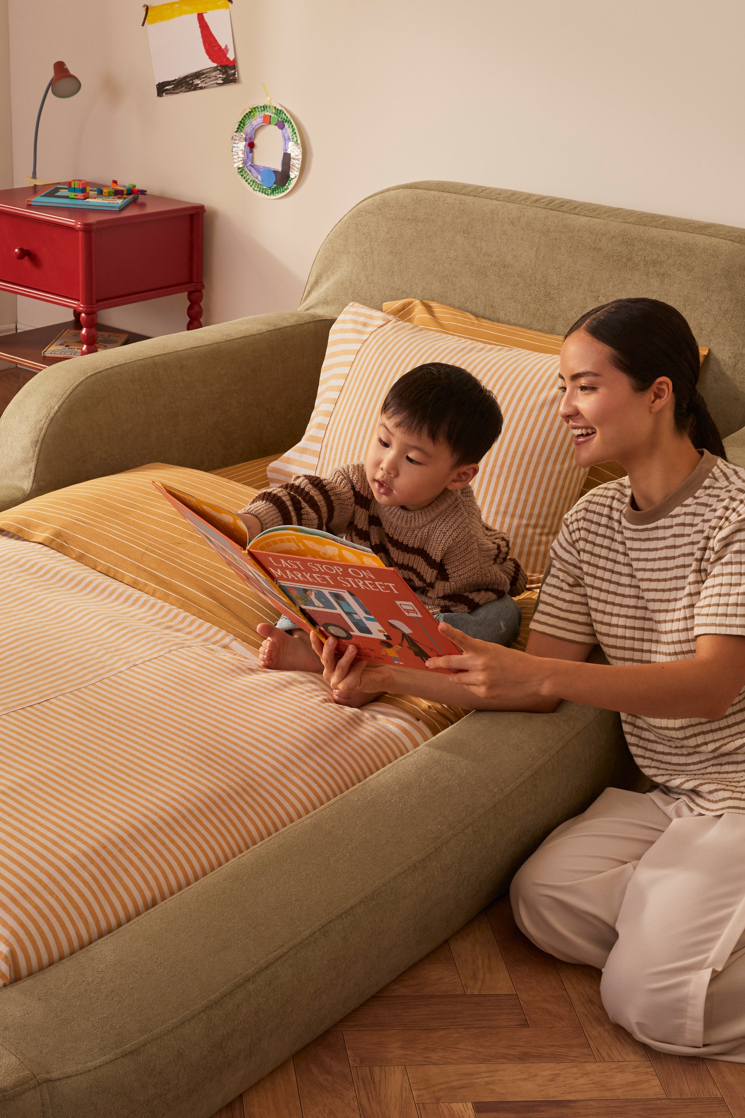 This low‑profile Montessori‑style kids foam bed has soft rounded bump‑safe edges and a removable washable cover for quick, tool‑free setup.