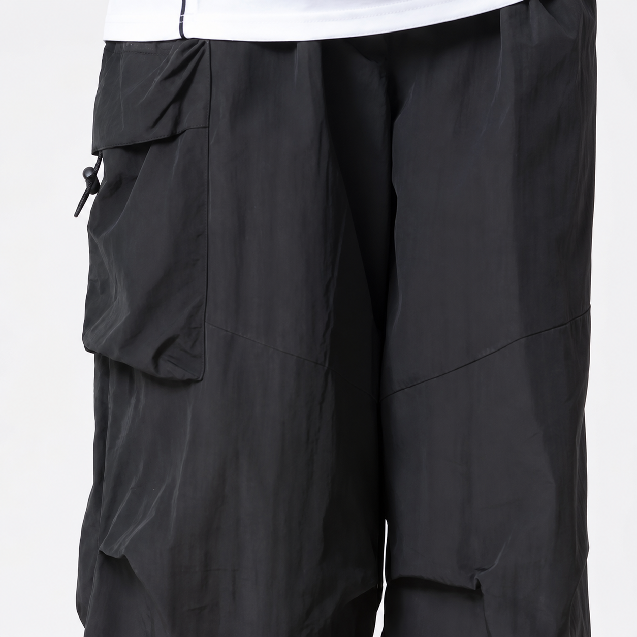 Roomy outer-thigh cargo pocket detail
