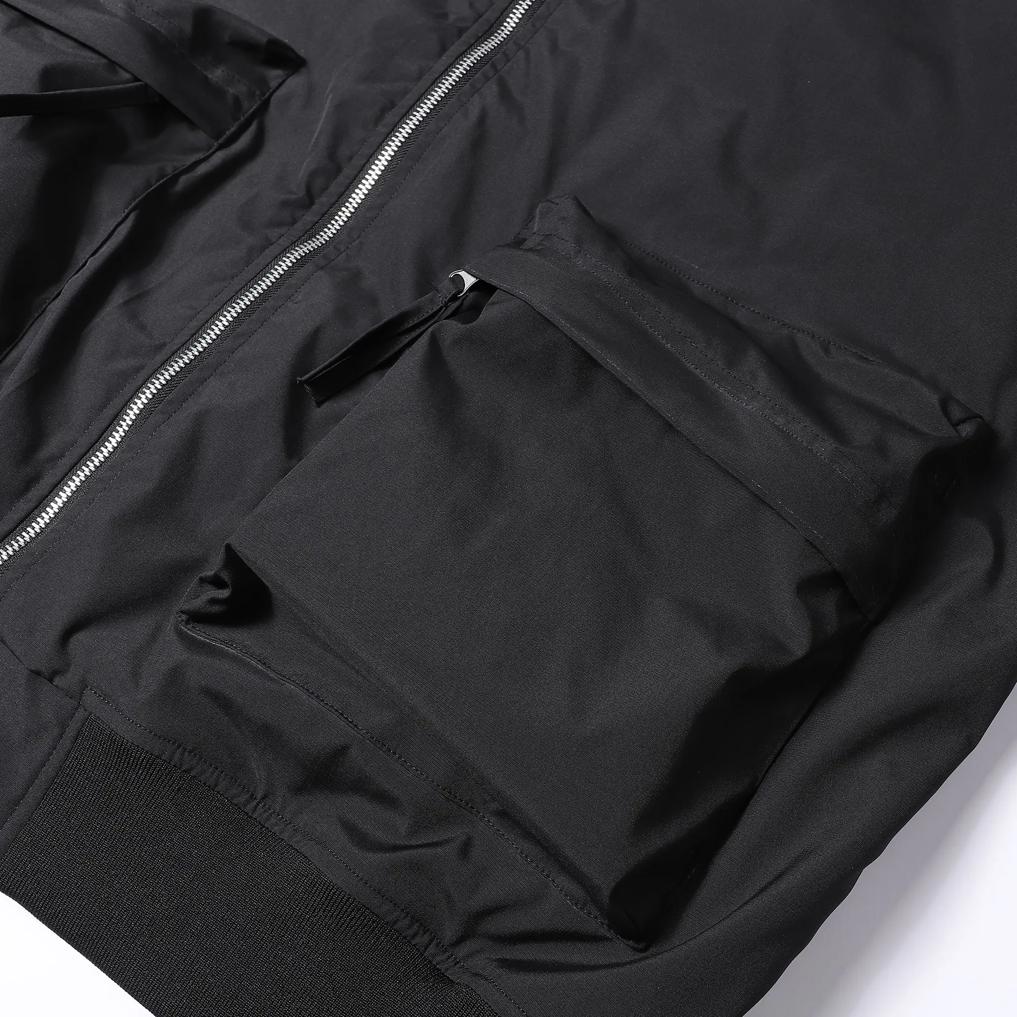 【2XL-9XL】Plus-size men&rsquo;s workwear jacket featuring a relaxed fit with multiple zippered pockets, ribbed cuffs at the collar, sleeves, and hem&mdash;ideal for city commuting, outdoor activities, shopping and leisure, short trips, and more.