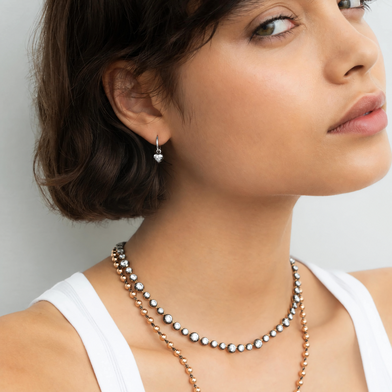 Énocia White Heart Huggie Earrings 